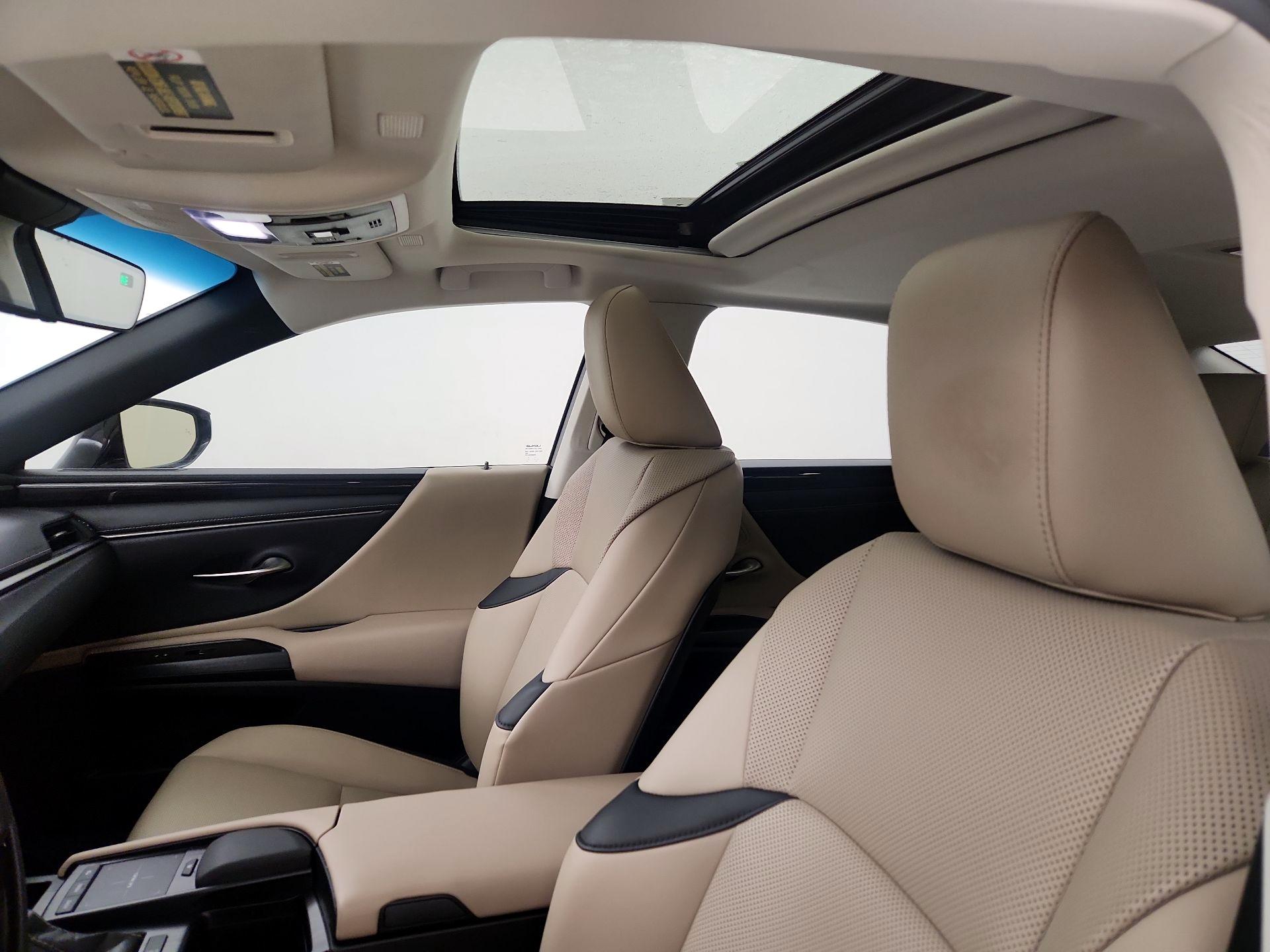 Thumbnail: 2021 Lexus ES - 19