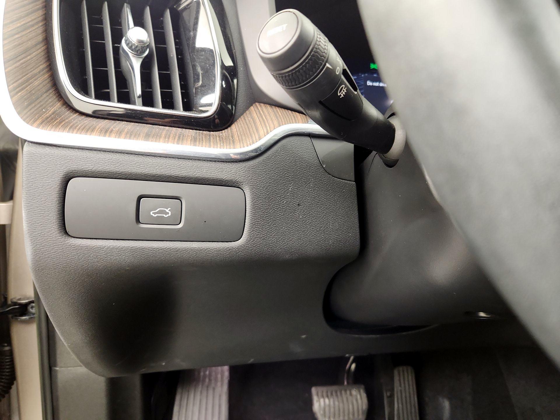 Thumbnail: 2023 Volvo XC60 - 13