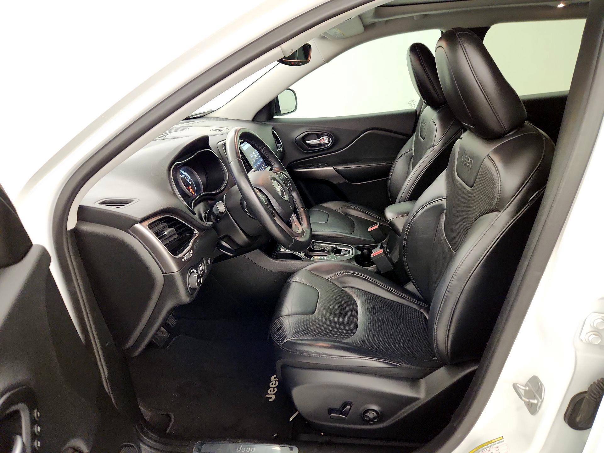 Thumbnail: 2019 Jeep Cherokee - 11