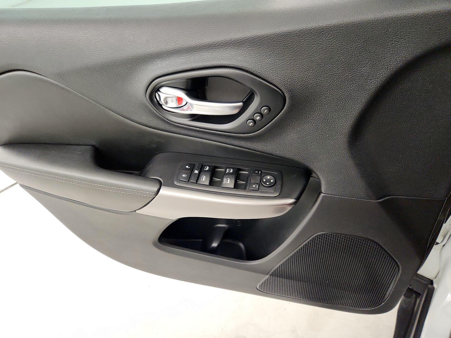 Thumbnail: 2019 Jeep Cherokee - 12