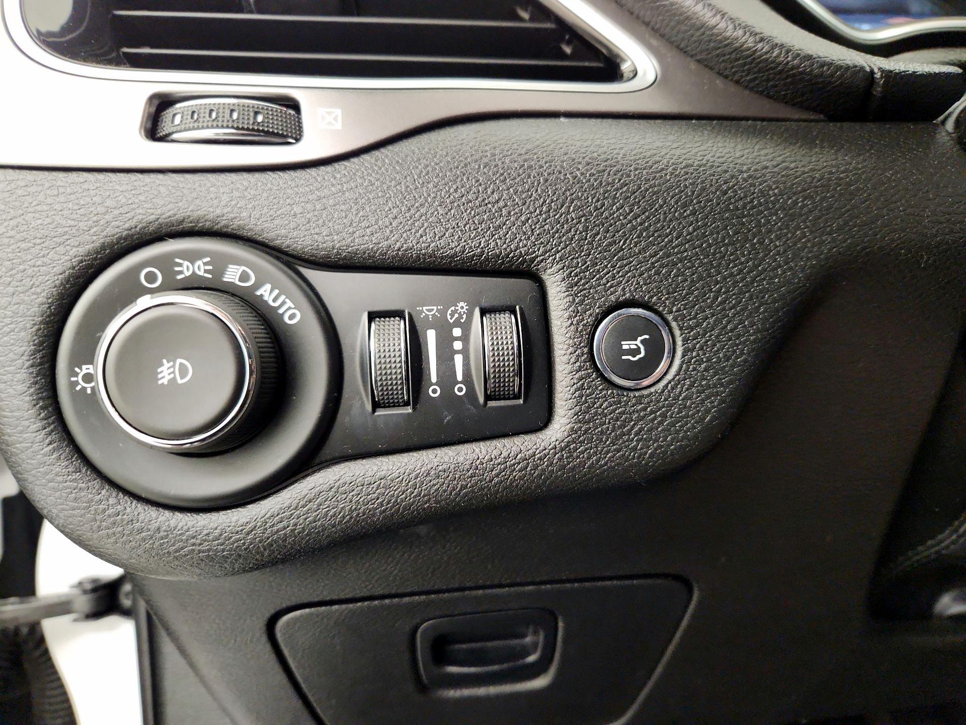 Thumbnail: 2019 Jeep Cherokee - 13