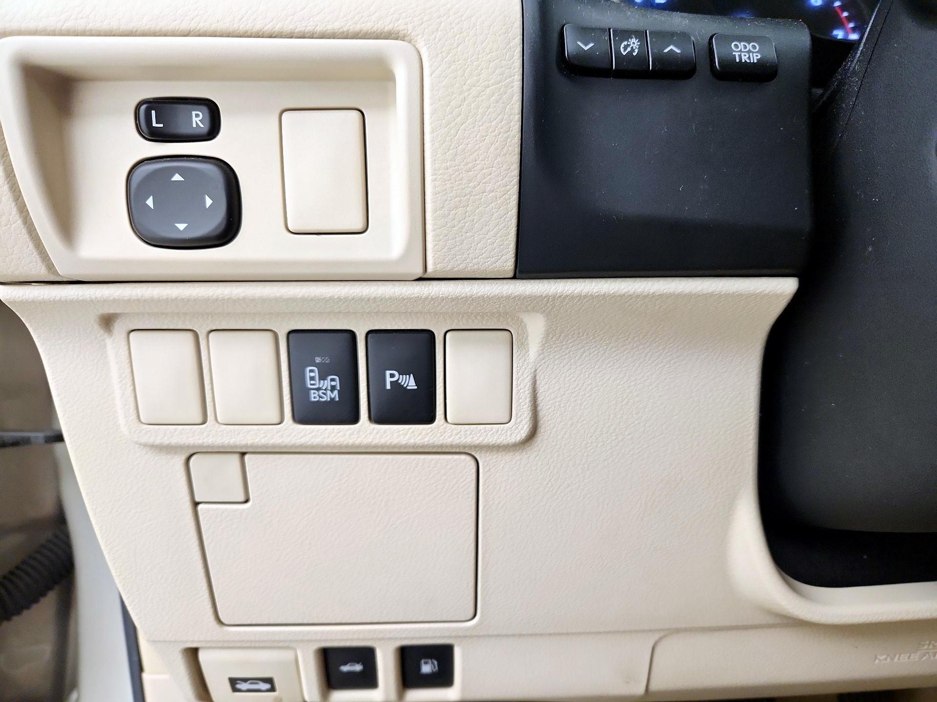 Thumbnail: 2015 Lexus ES - 13