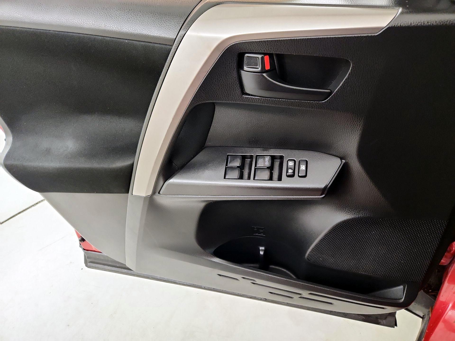 Thumbnail: 2016 Toyota RAV4 - 12