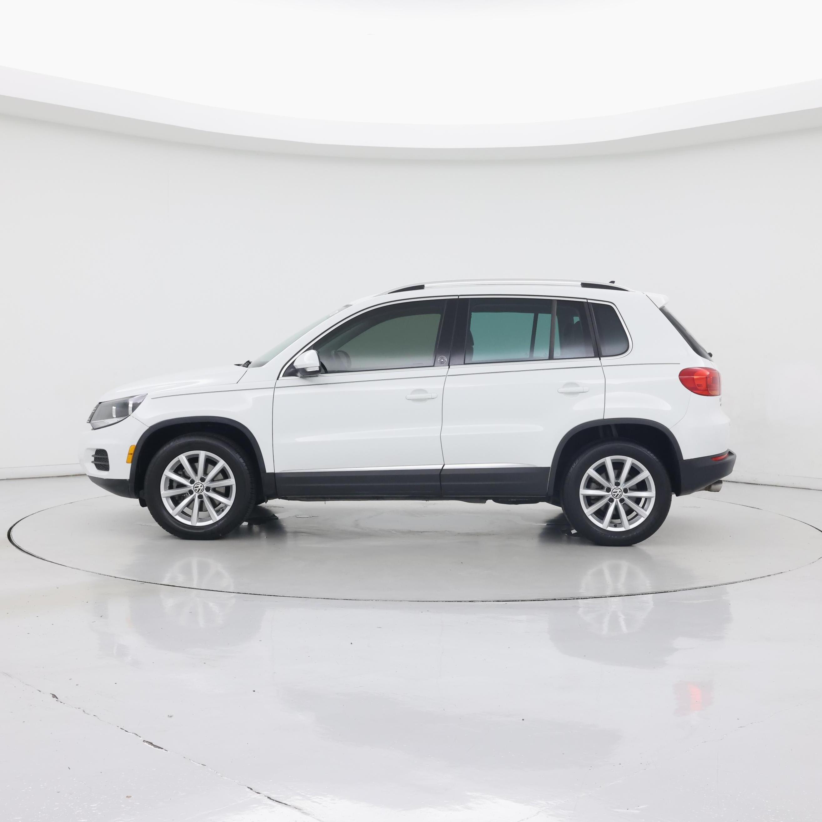 Thumbnail: 2017 Volkswagen Tiguan - 3