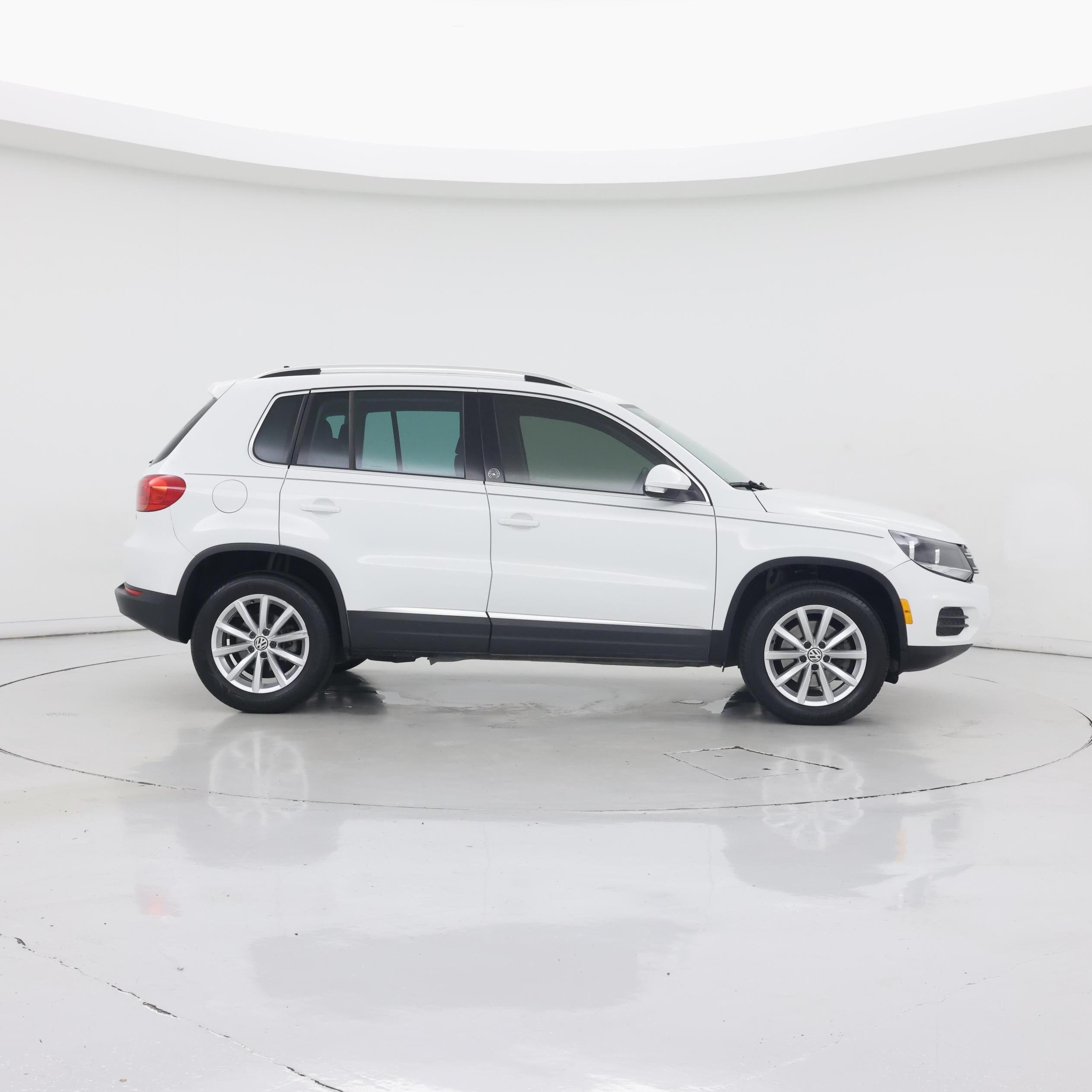 Thumbnail: 2017 Volkswagen Tiguan - 7