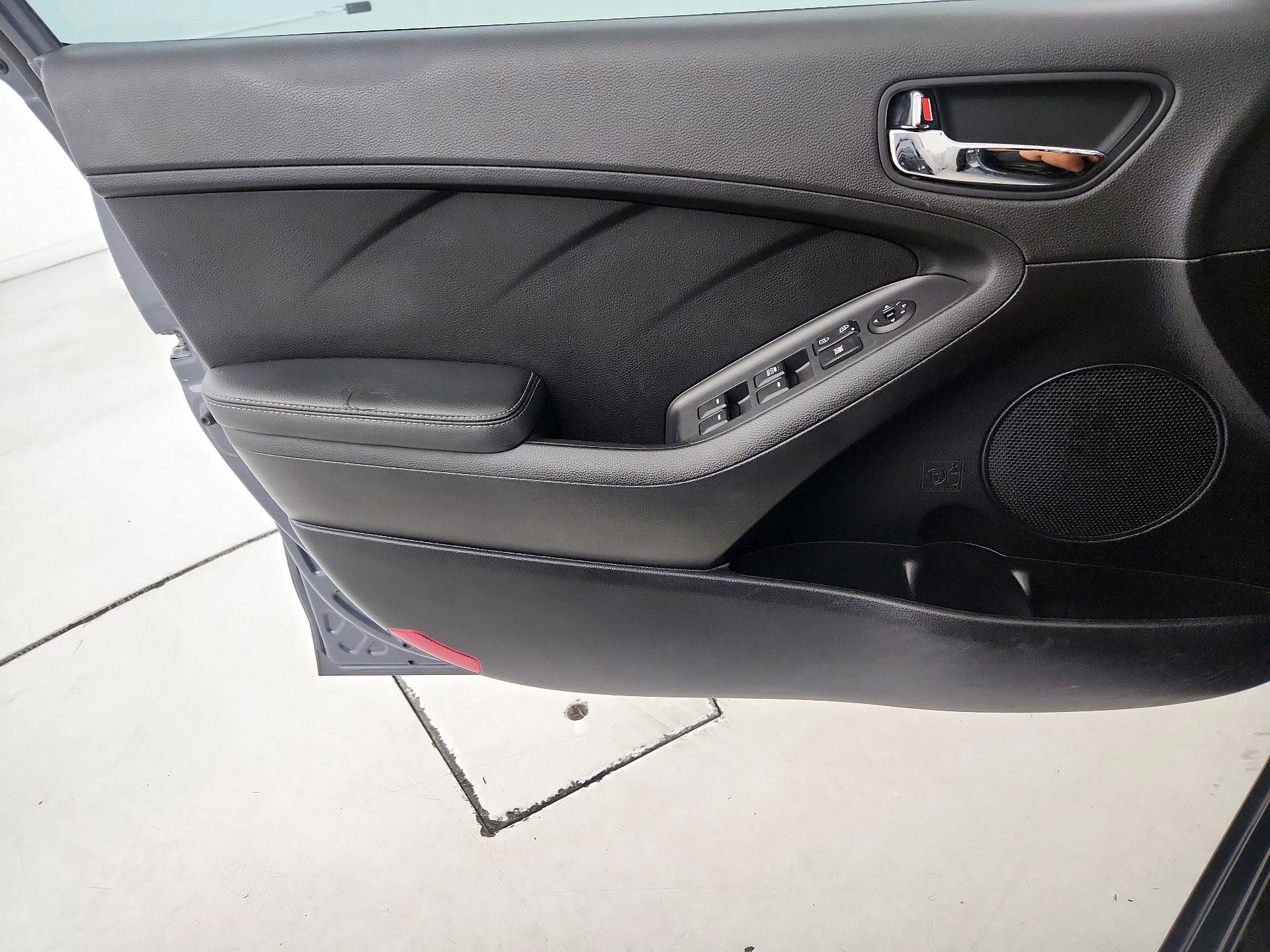 Thumbnail: 2016 Kia Forte - 12