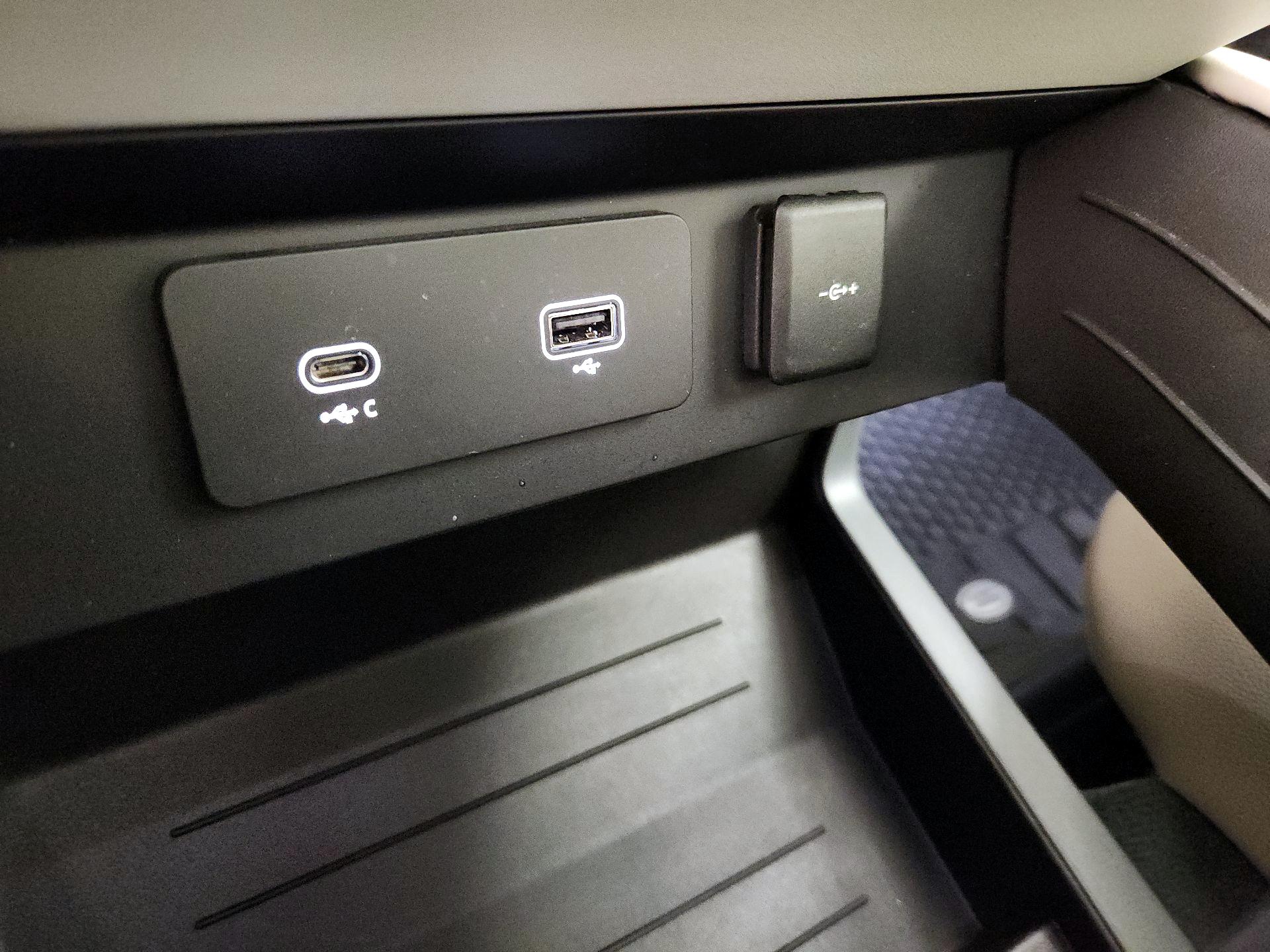 Thumbnail: 2024 Land Rover Defender - 19