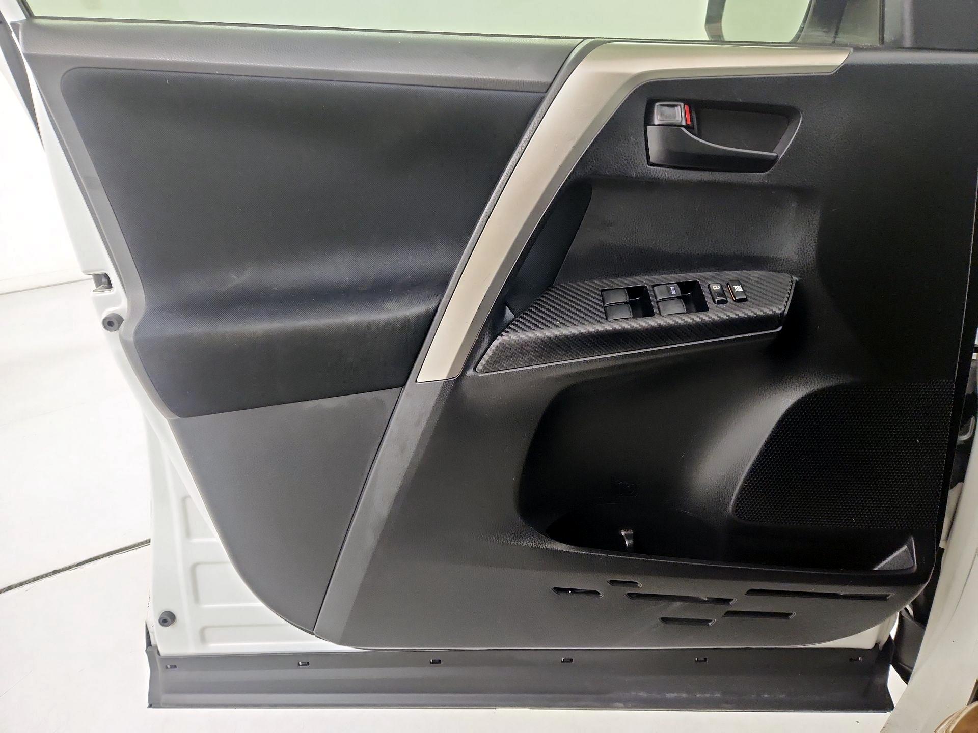 Thumbnail: 2015 Toyota RAV4 - 12