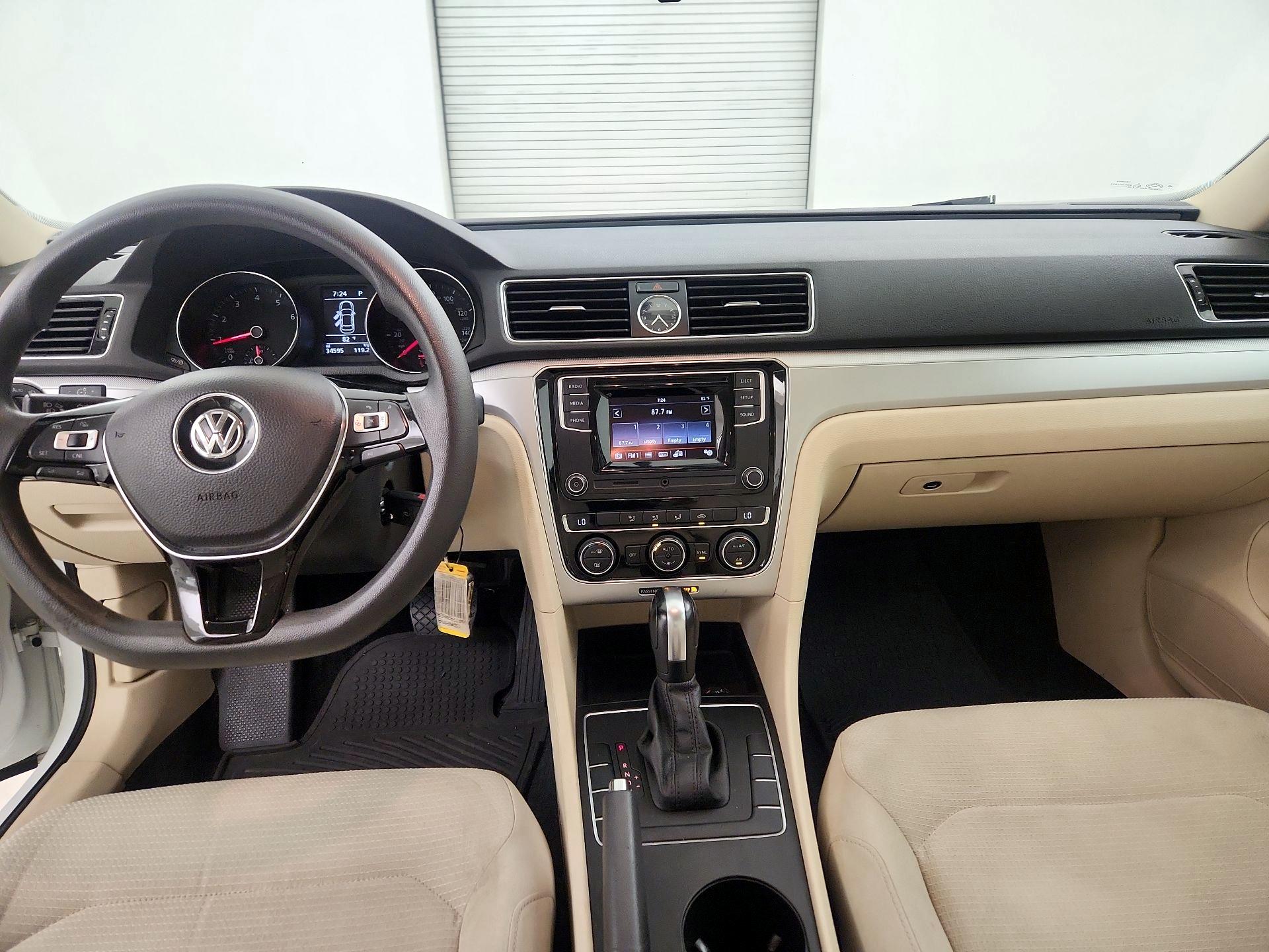 Thumbnail: 2017 Volkswagen Passat - 9