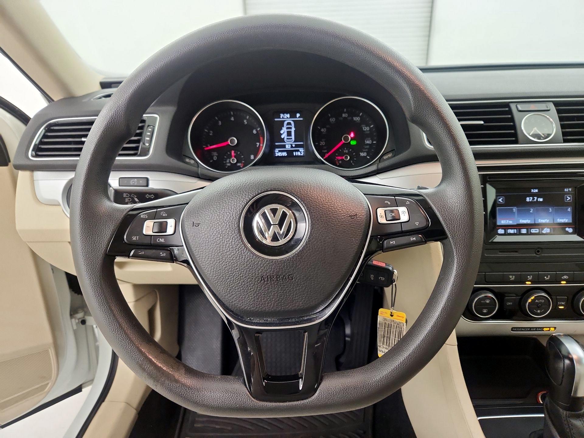Thumbnail: 2017 Volkswagen Passat - 10