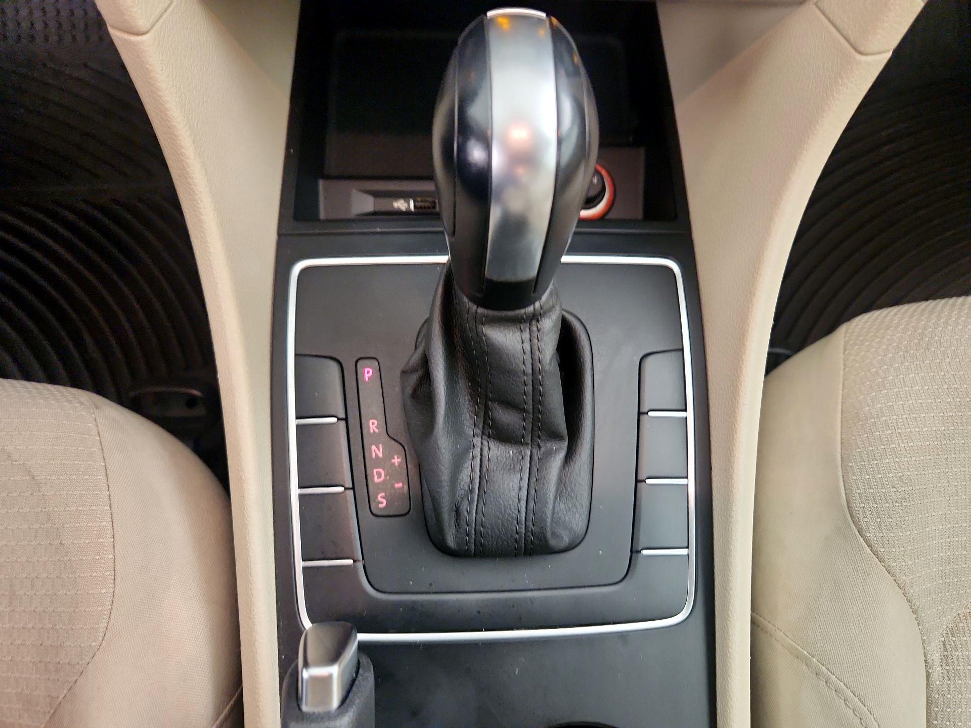 Thumbnail: 2017 Volkswagen Passat - 17