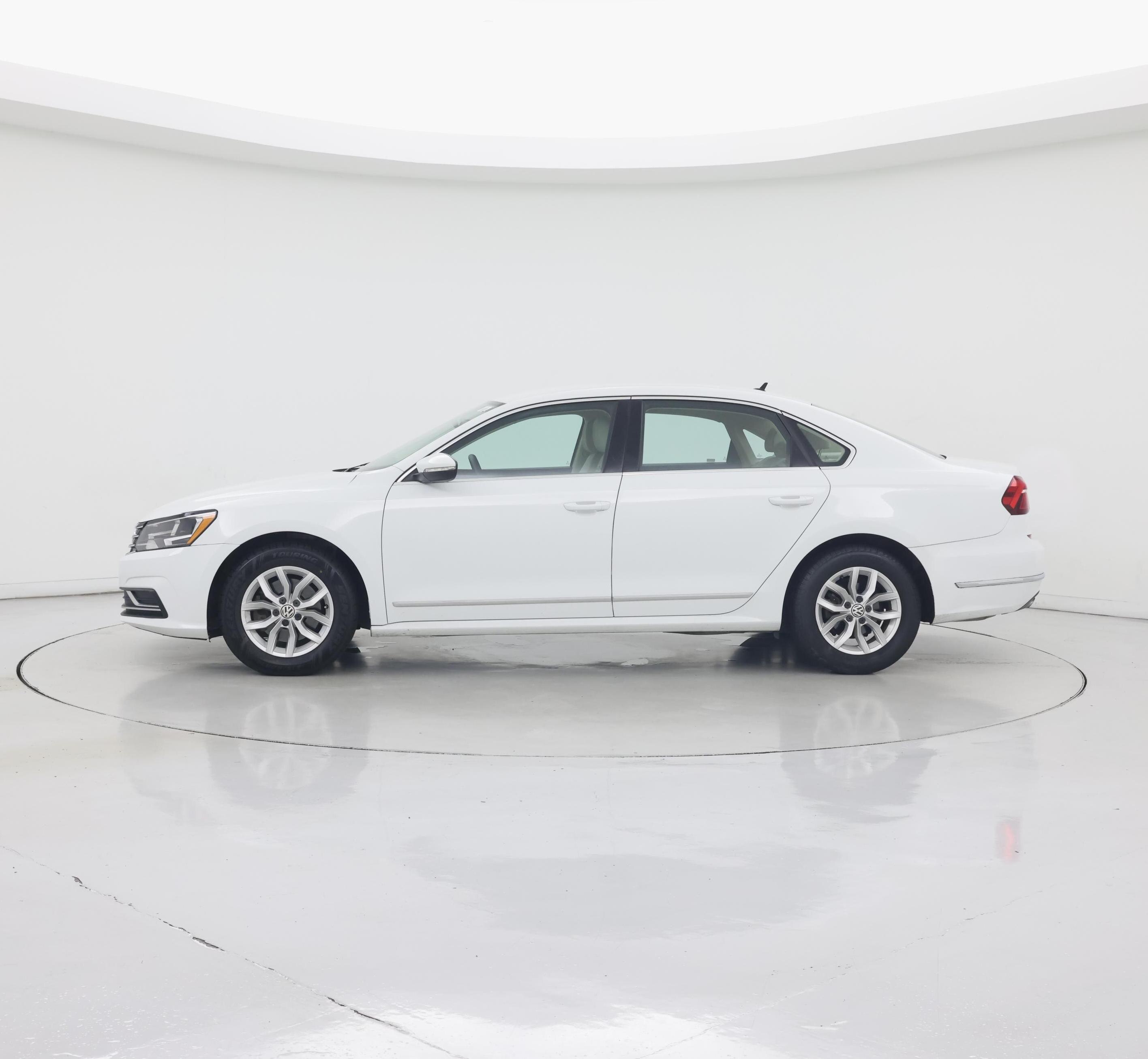 Thumbnail: 2017 Volkswagen Passat - 3
