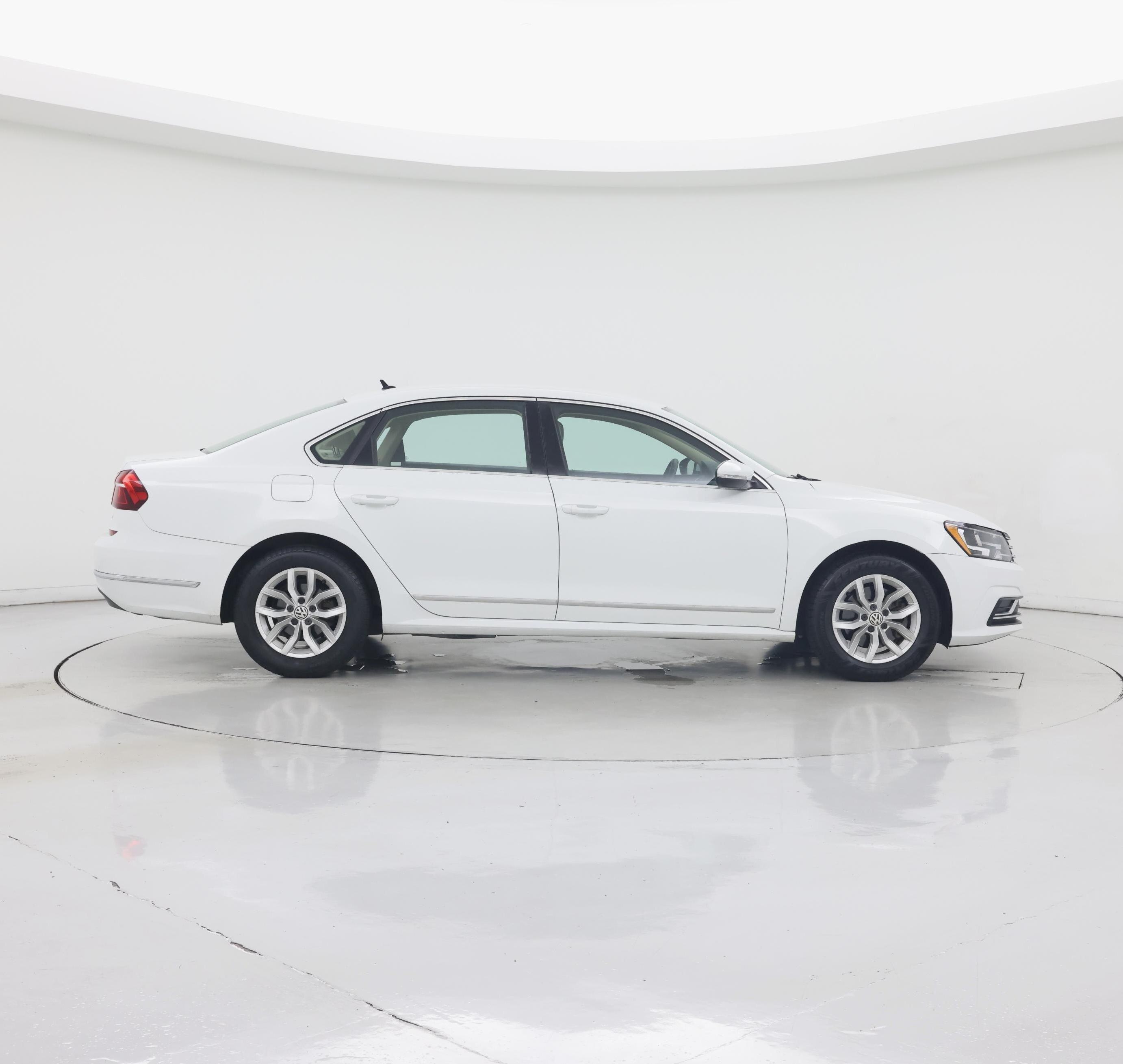 Thumbnail: 2017 Volkswagen Passat - 7