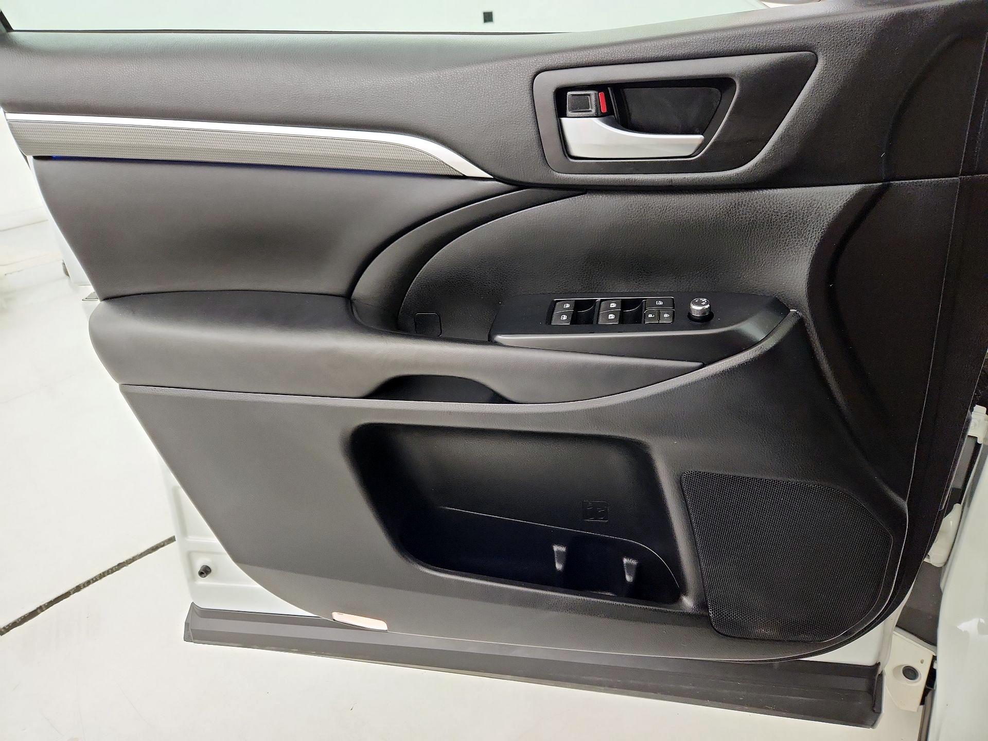 Thumbnail: 2018 Toyota Highlander - 12