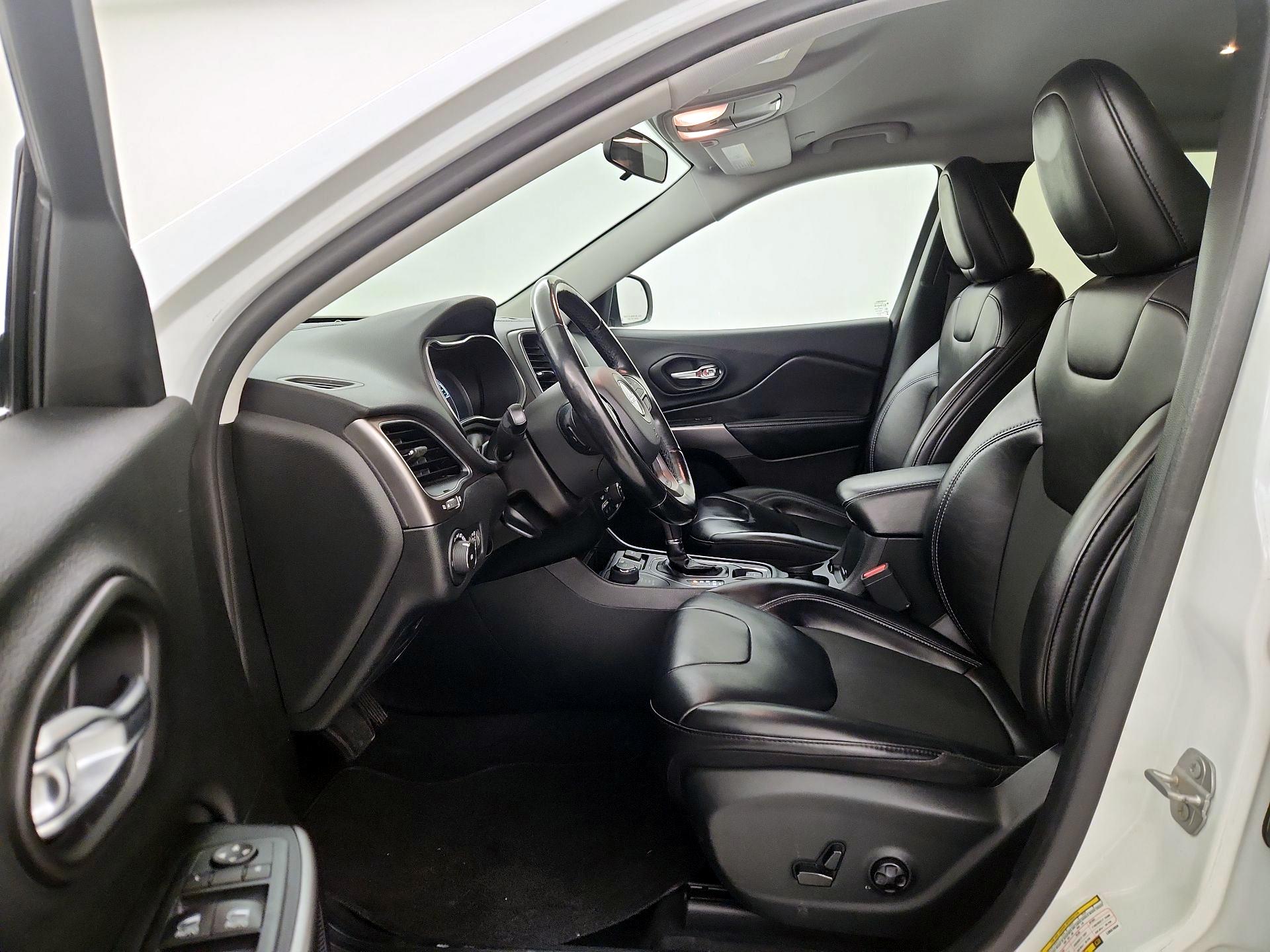 Thumbnail: 2020 Jeep Cherokee - 11