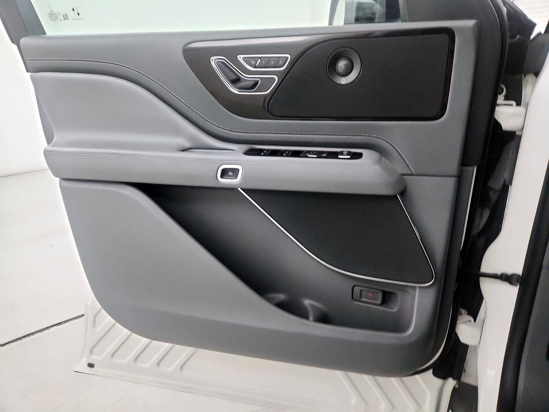 Thumbnail: 2020 Lincoln Aviator - 12