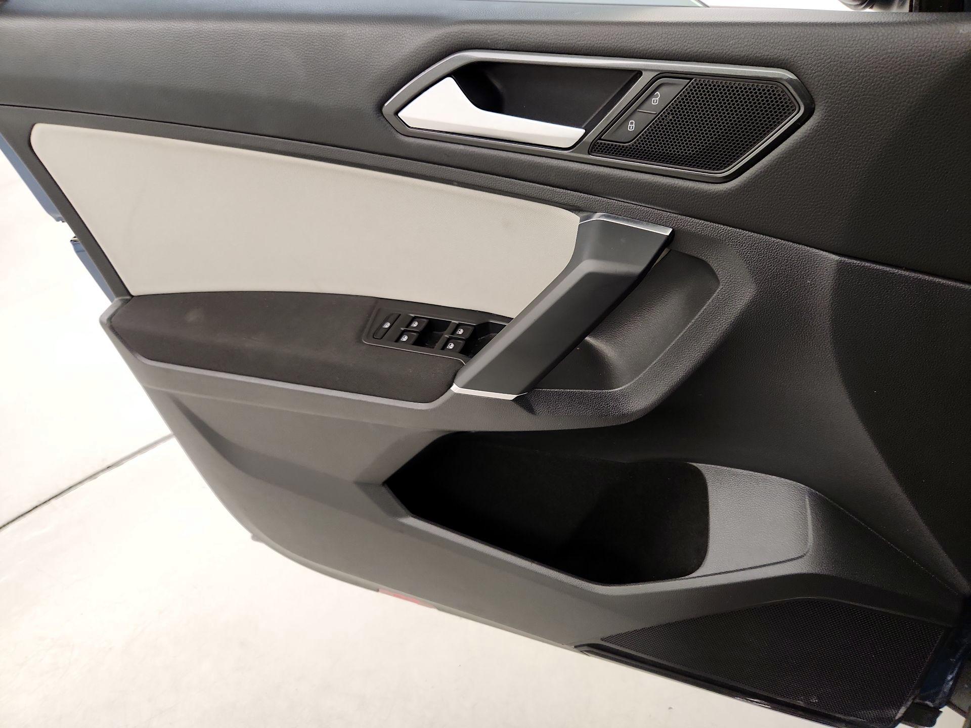 Thumbnail: 2018 Volkswagen Tiguan - 12