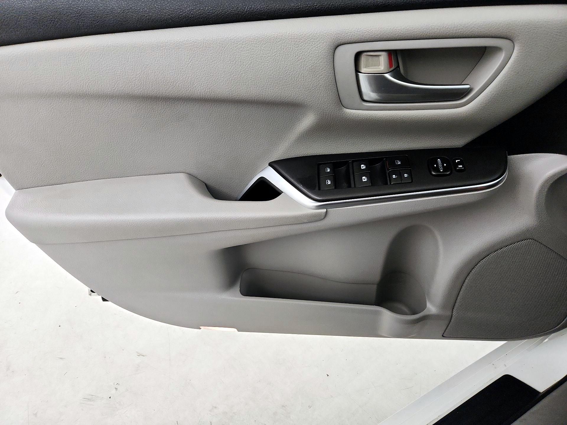 Thumbnail: 2016 Toyota Camry - 12