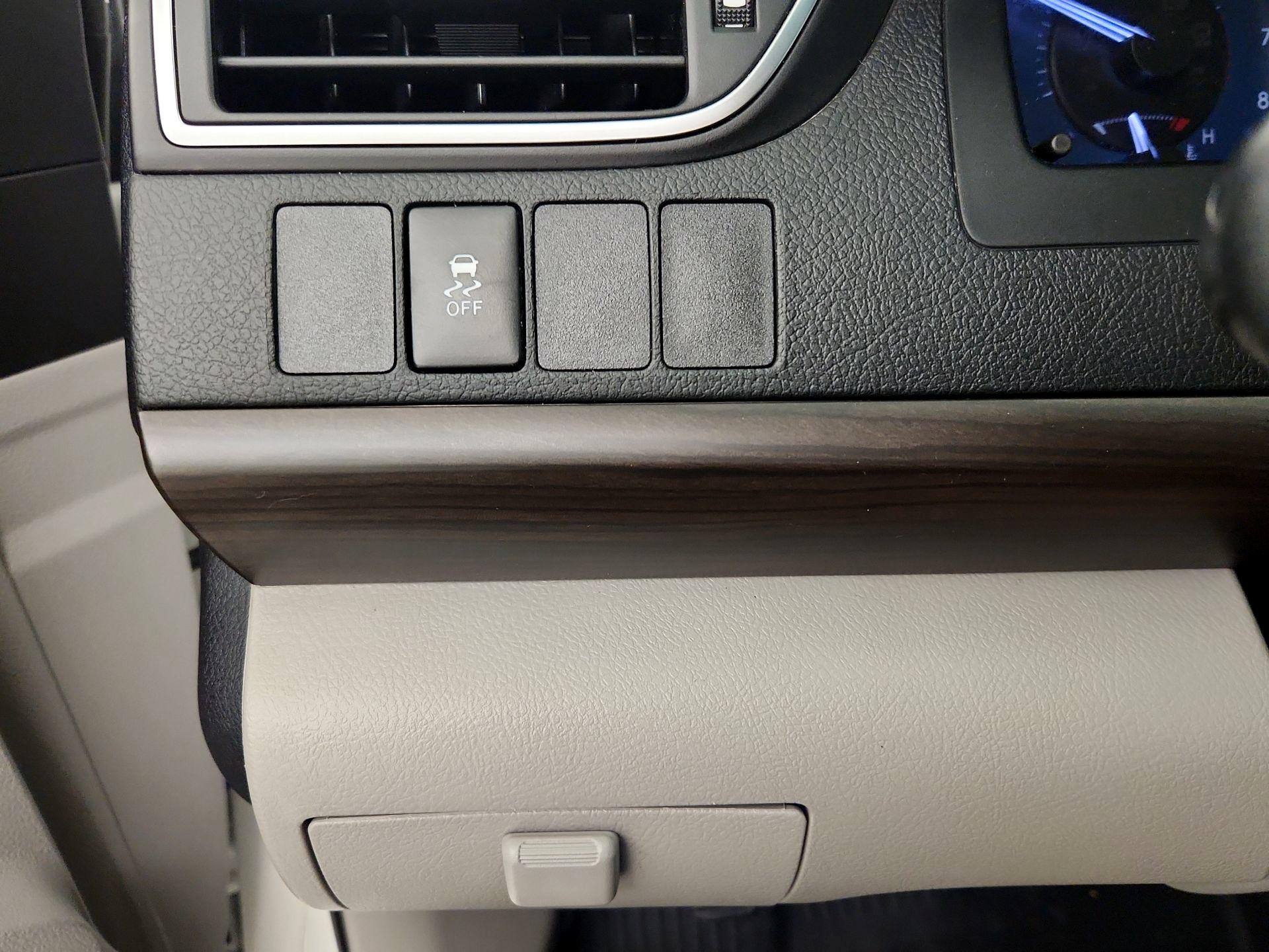 Thumbnail: 2016 Toyota Camry - 13