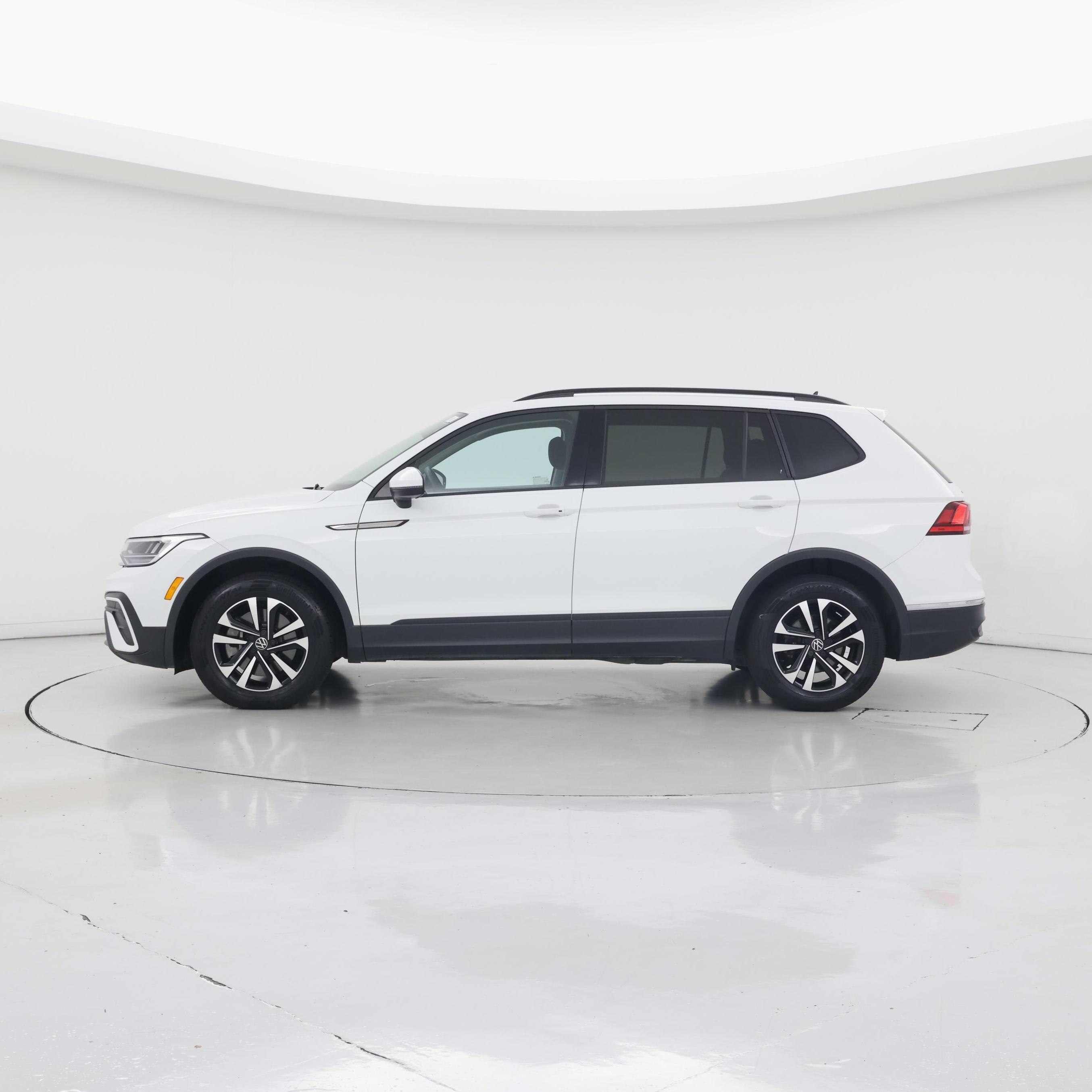 Thumbnail: 2023 Volkswagen Tiguan - 3