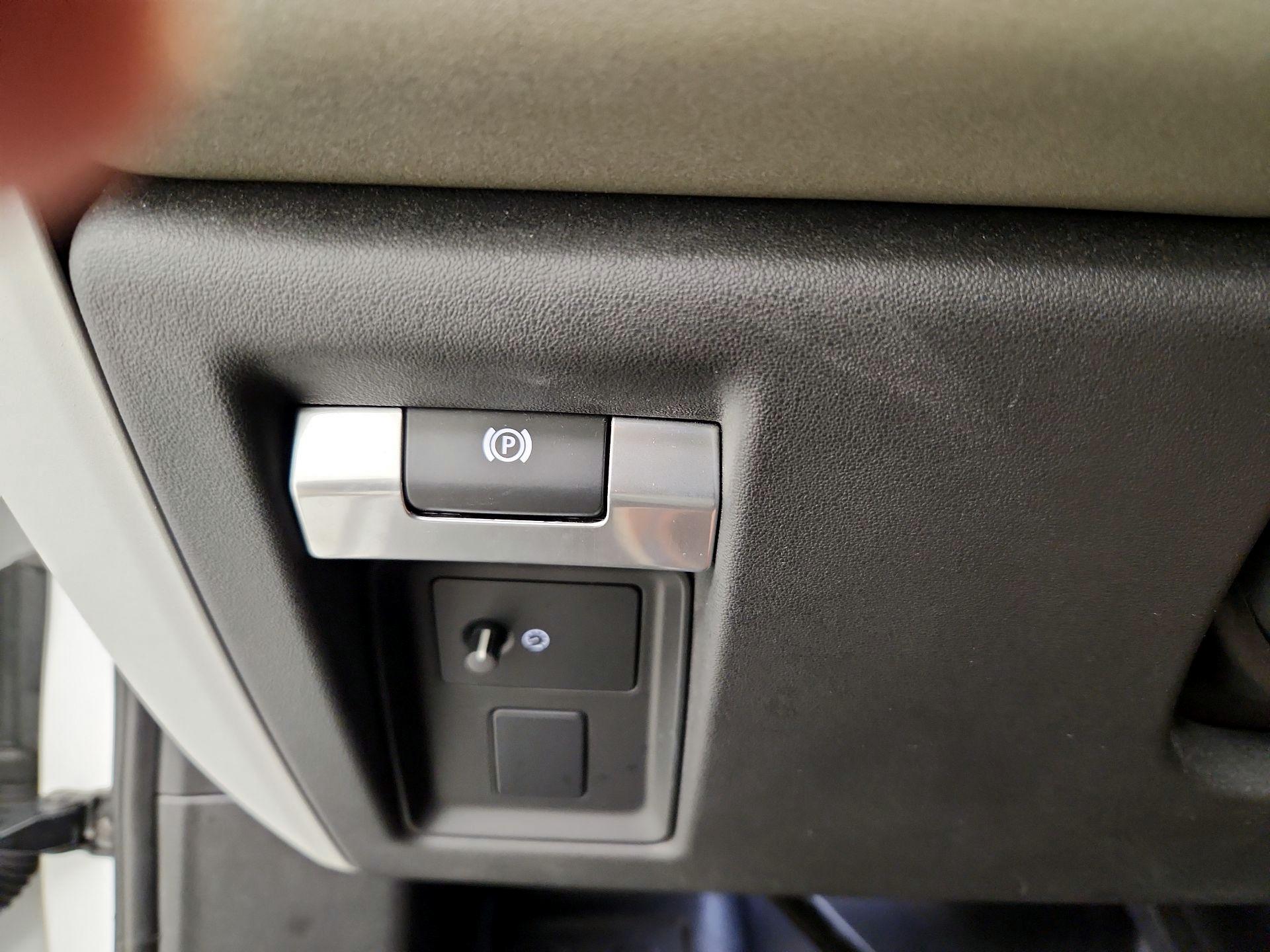Thumbnail: 2020 Land Rover Defender - 13