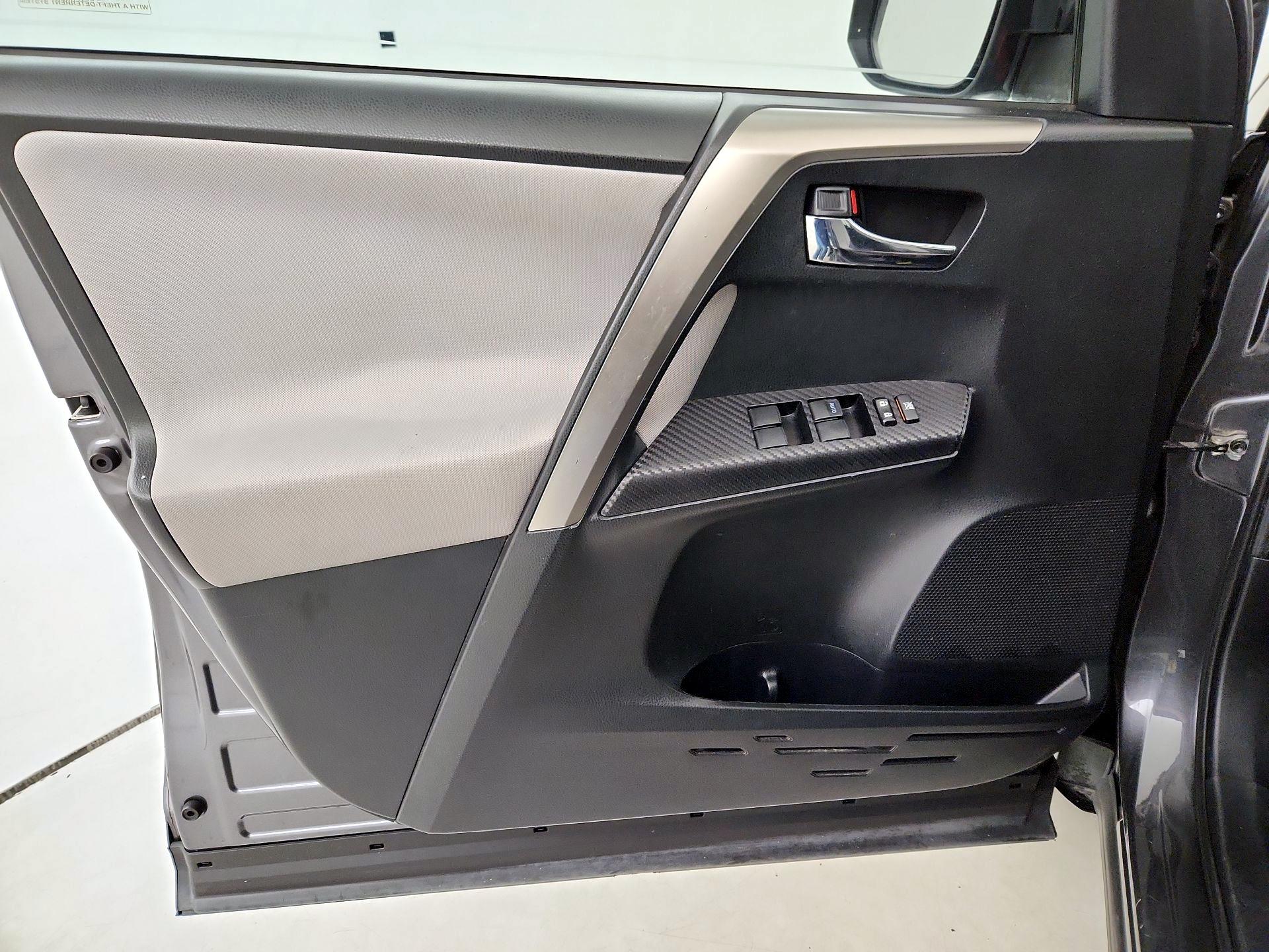 Thumbnail: 2015 Toyota RAV4 - 12