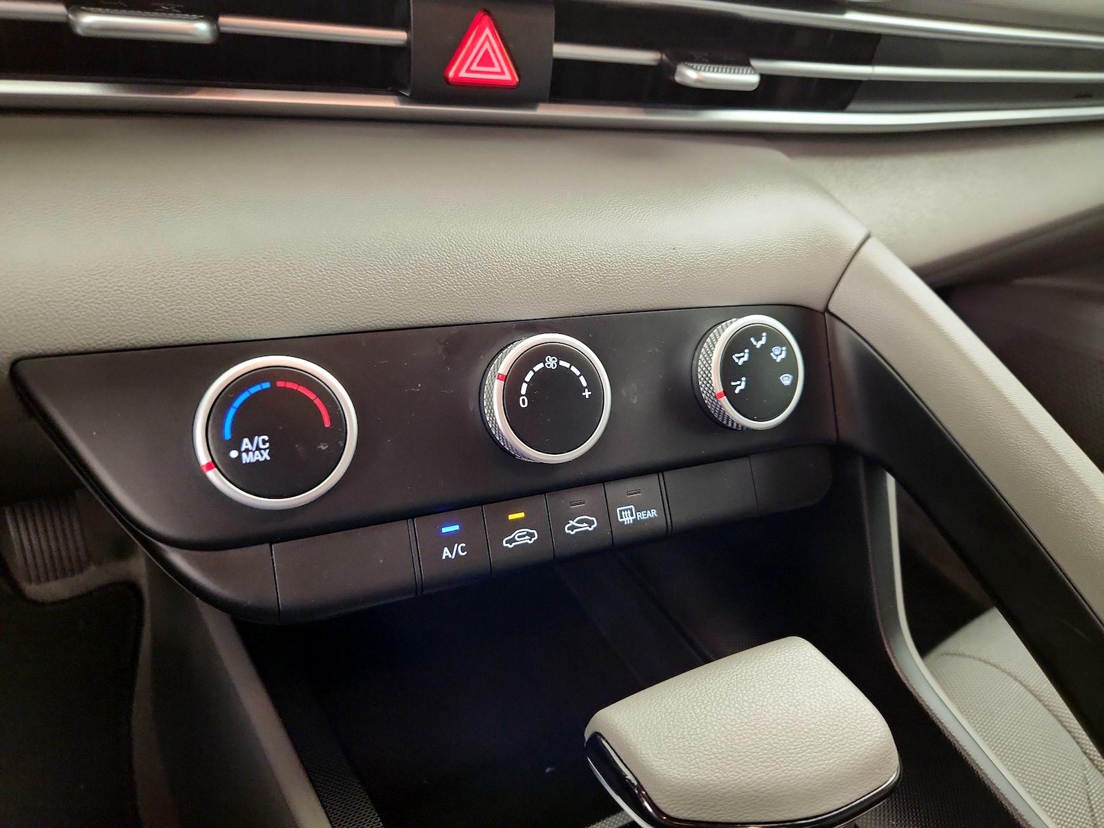 2024 Hyundai Elantra SE - Photo 17