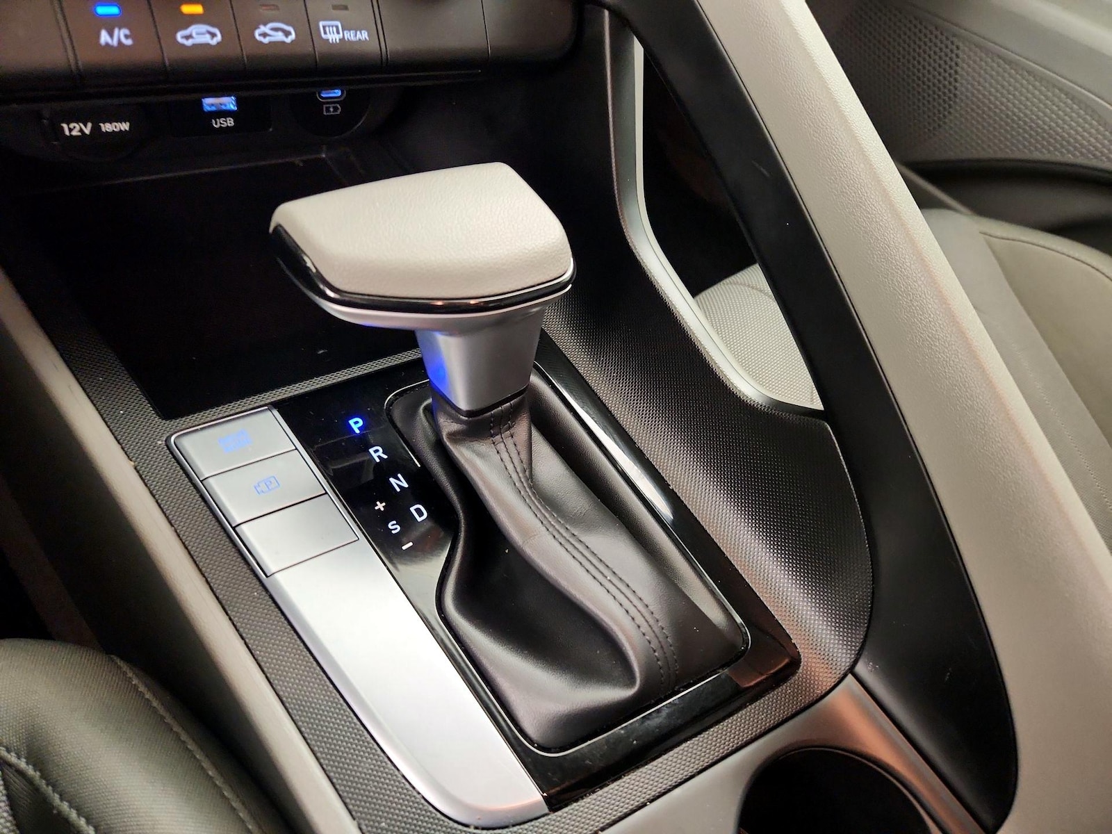 2024 Hyundai Elantra SE - Photo 18
