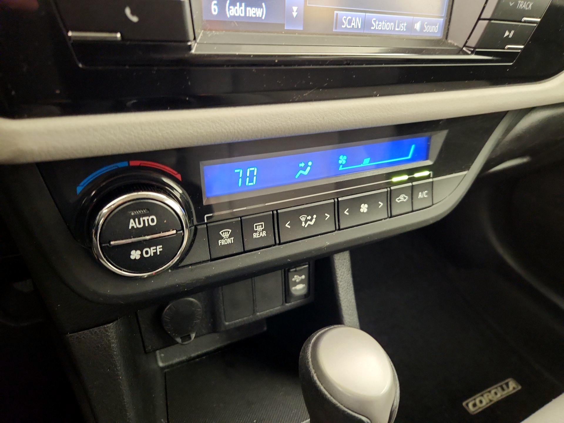 Thumbnail: 2015 Toyota Corolla - 16