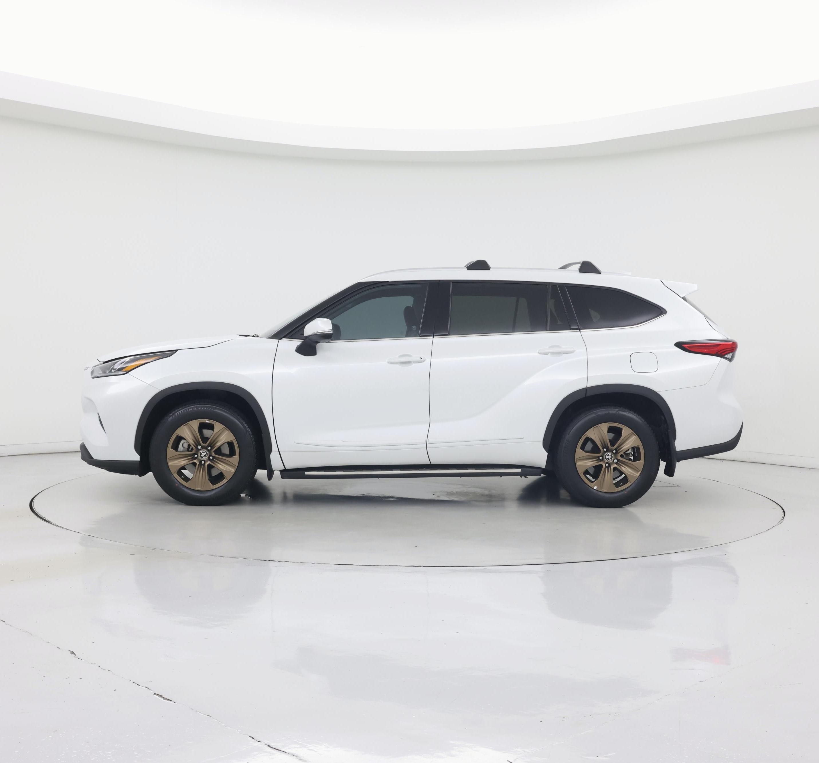 Thumbnail: 2022 Toyota Highlander - 3