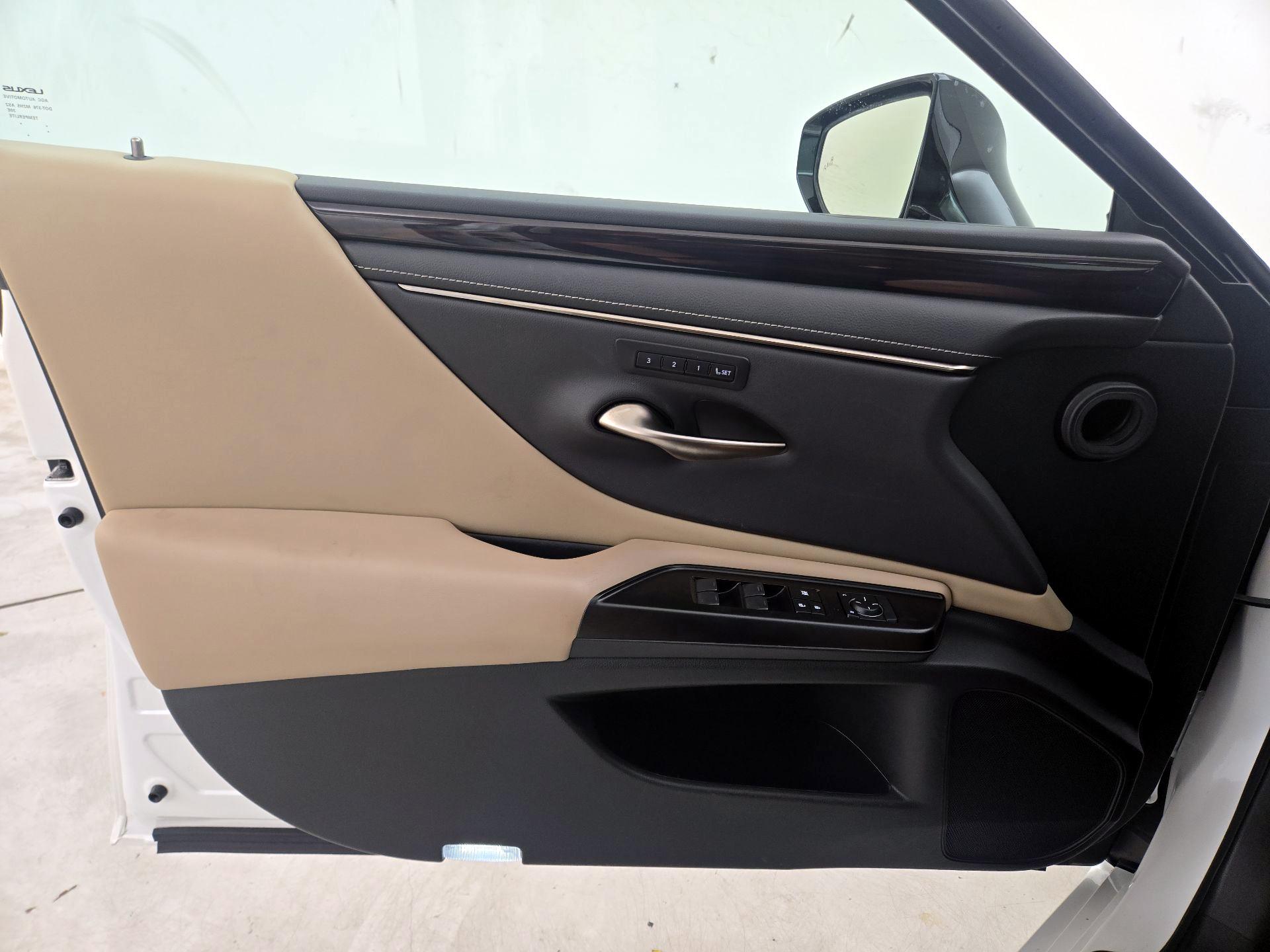 Thumbnail: 2019 Lexus ES - 12