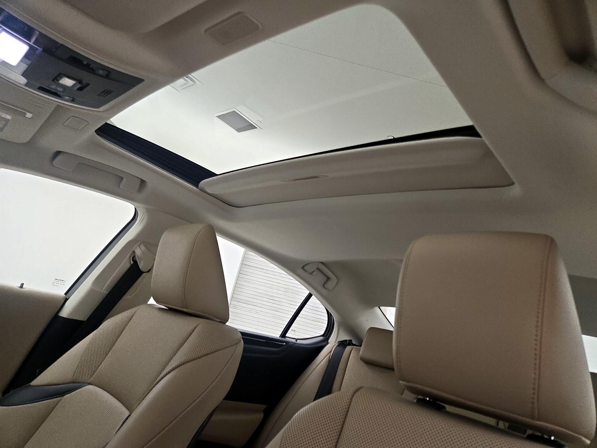 Thumbnail: 2019 Lexus ES - 20