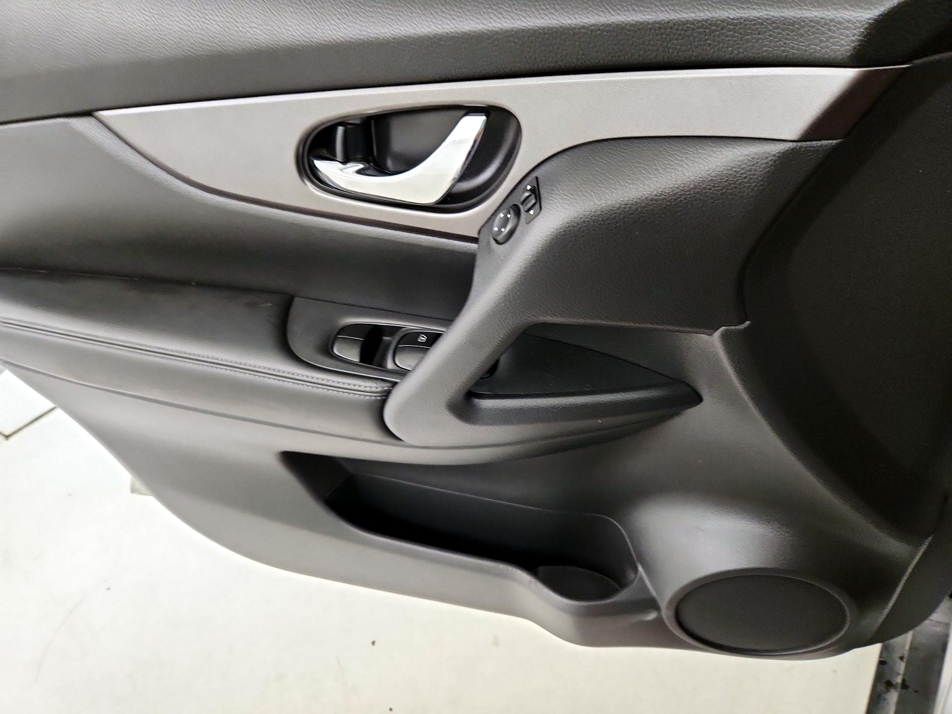 Thumbnail: 2016 Nissan Rogue - 12