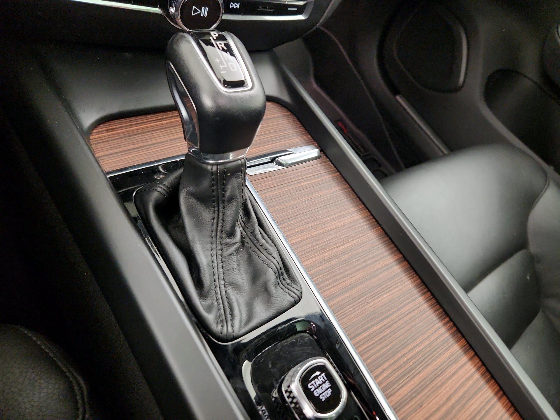 Thumbnail: 2020 Volvo V60 - 18