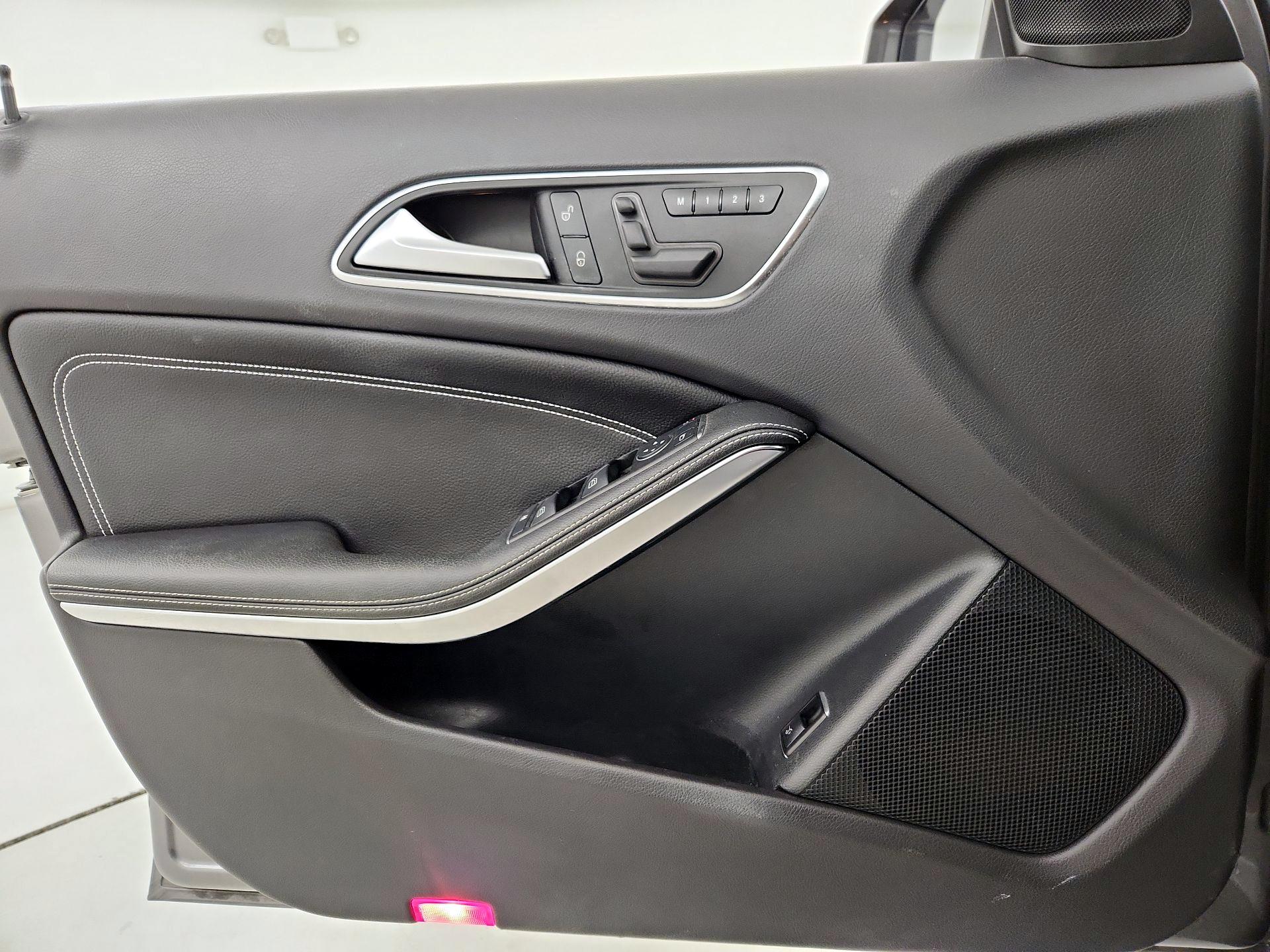 Thumbnail: 2015 Mercedes-Benz GLA - 12
