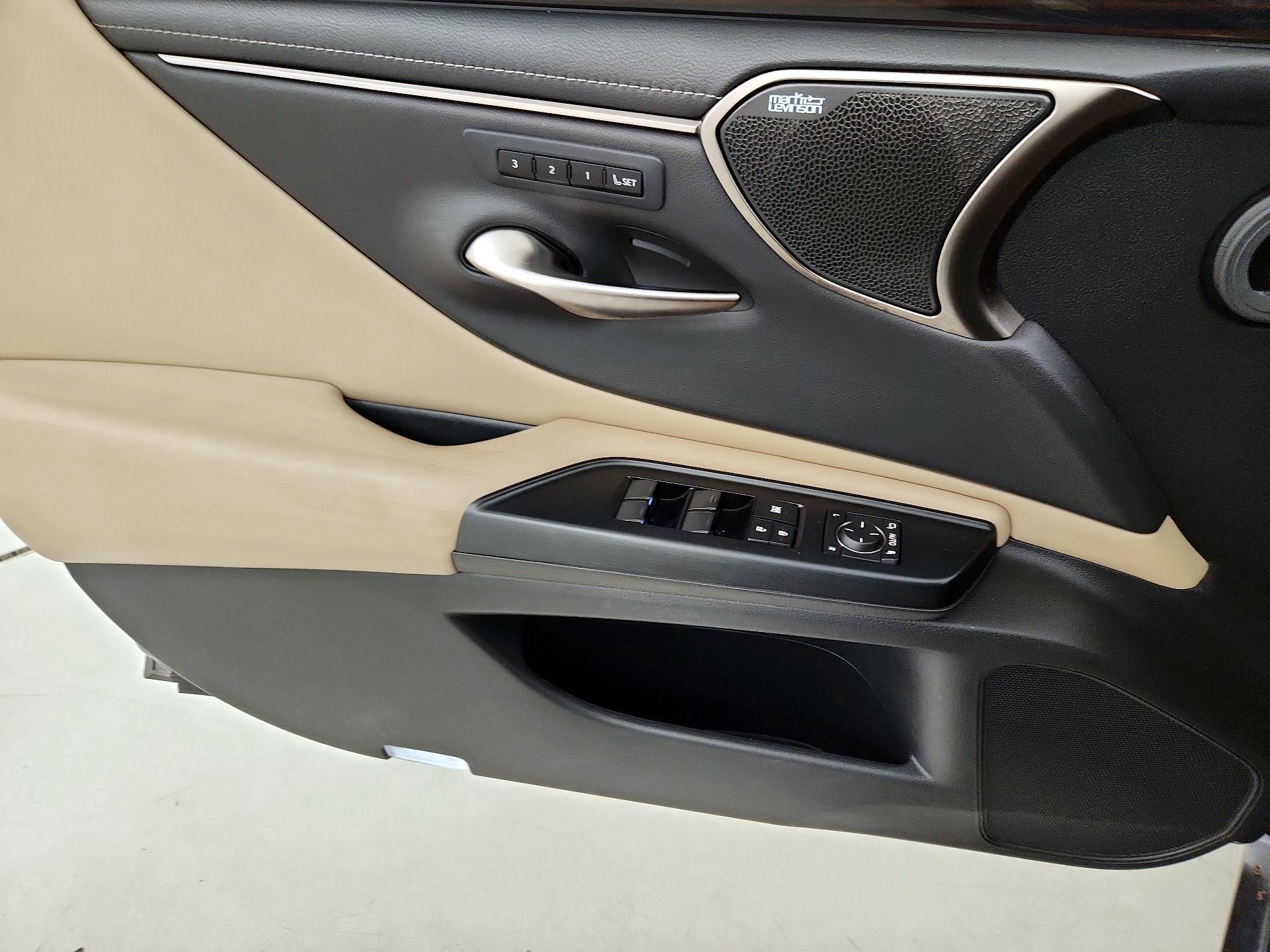 Thumbnail: 2020 Lexus ES - 12