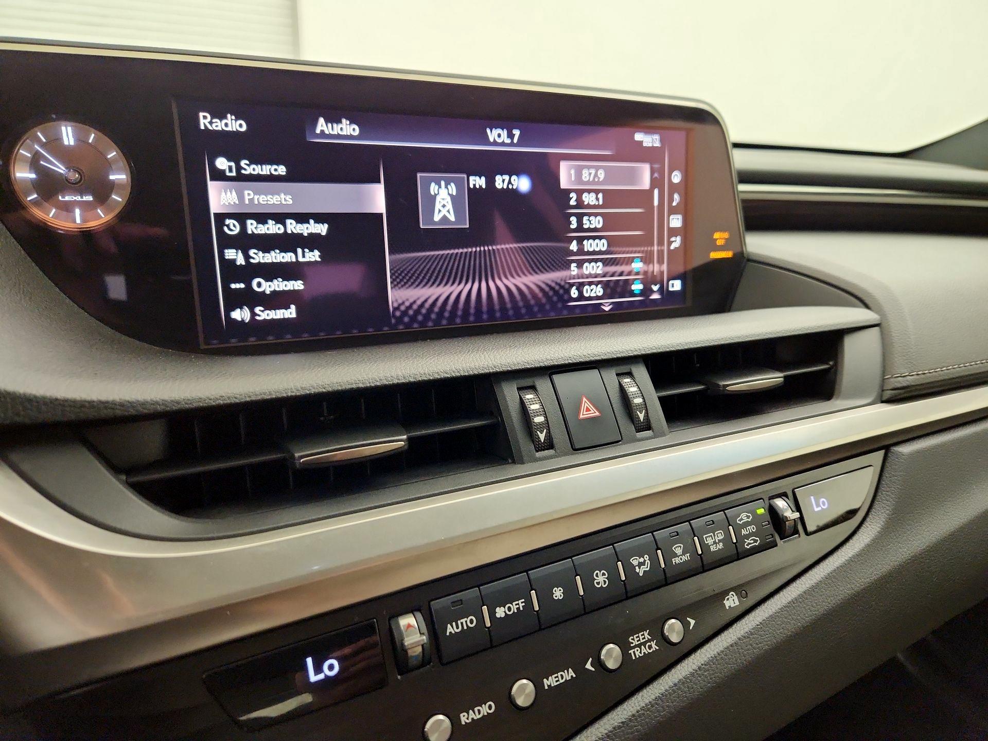 Thumbnail: 2020 Lexus ES - 16