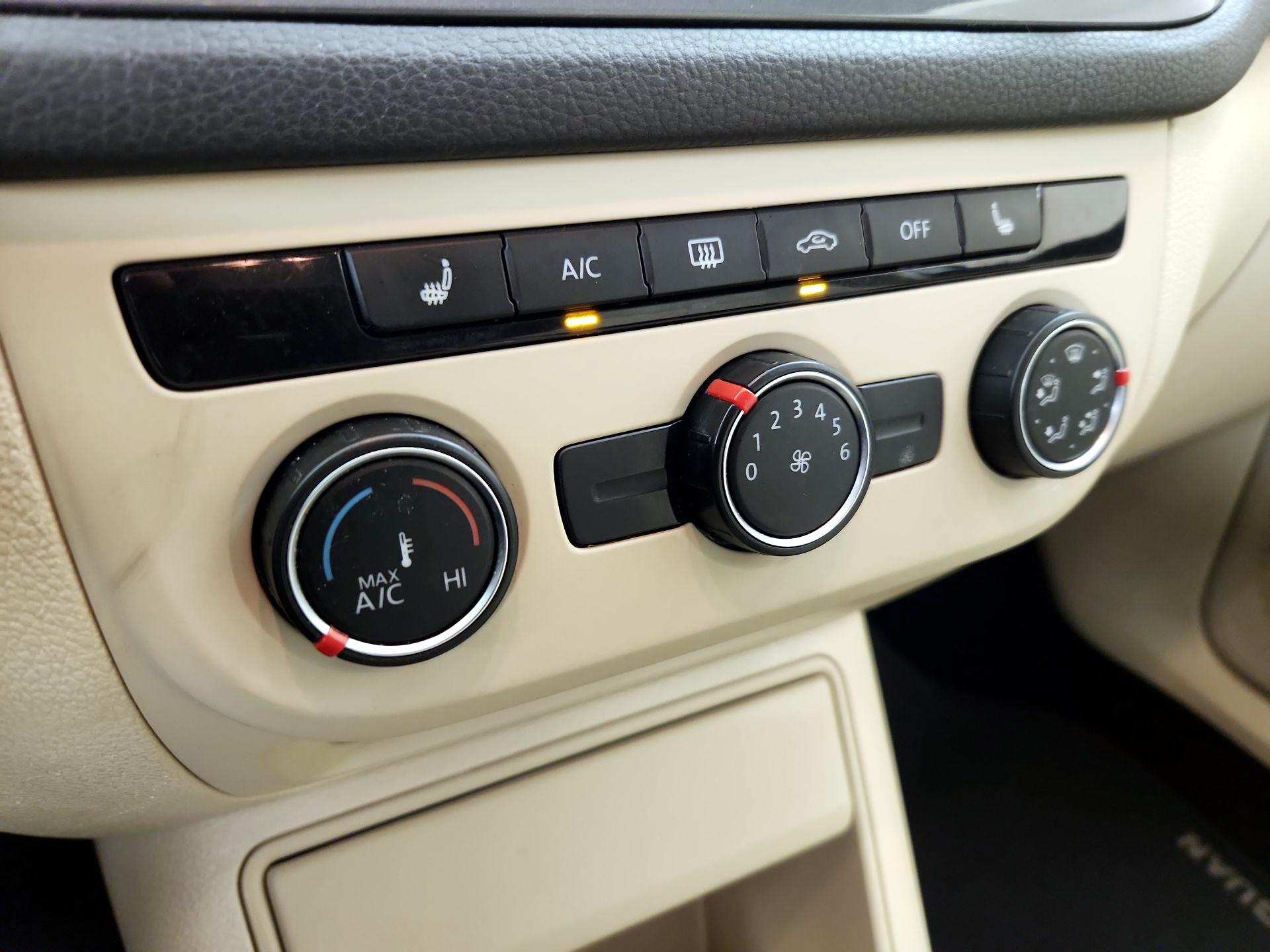 Thumbnail: 2015 Volkswagen Tiguan - 16