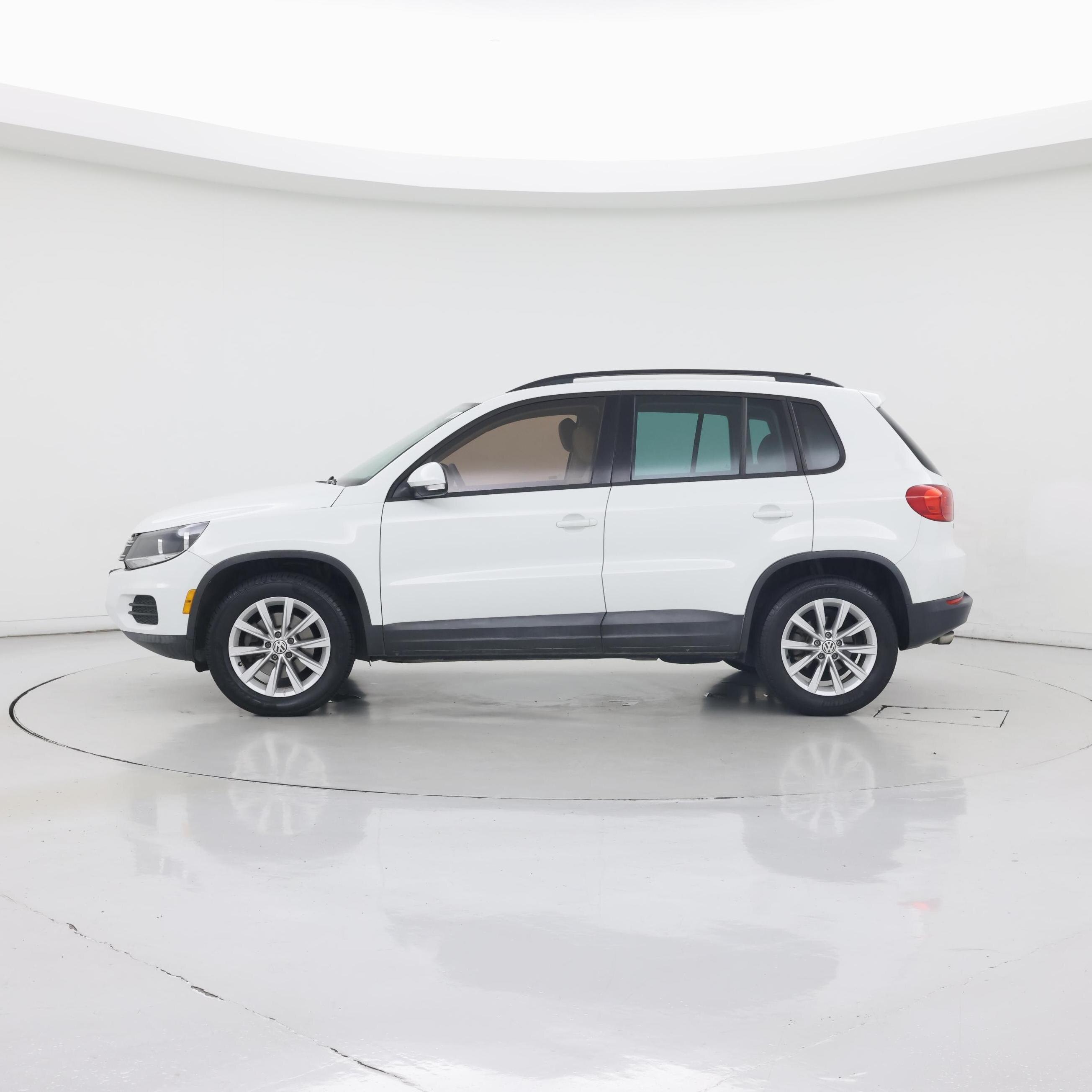 Thumbnail: 2015 Volkswagen Tiguan - 3
