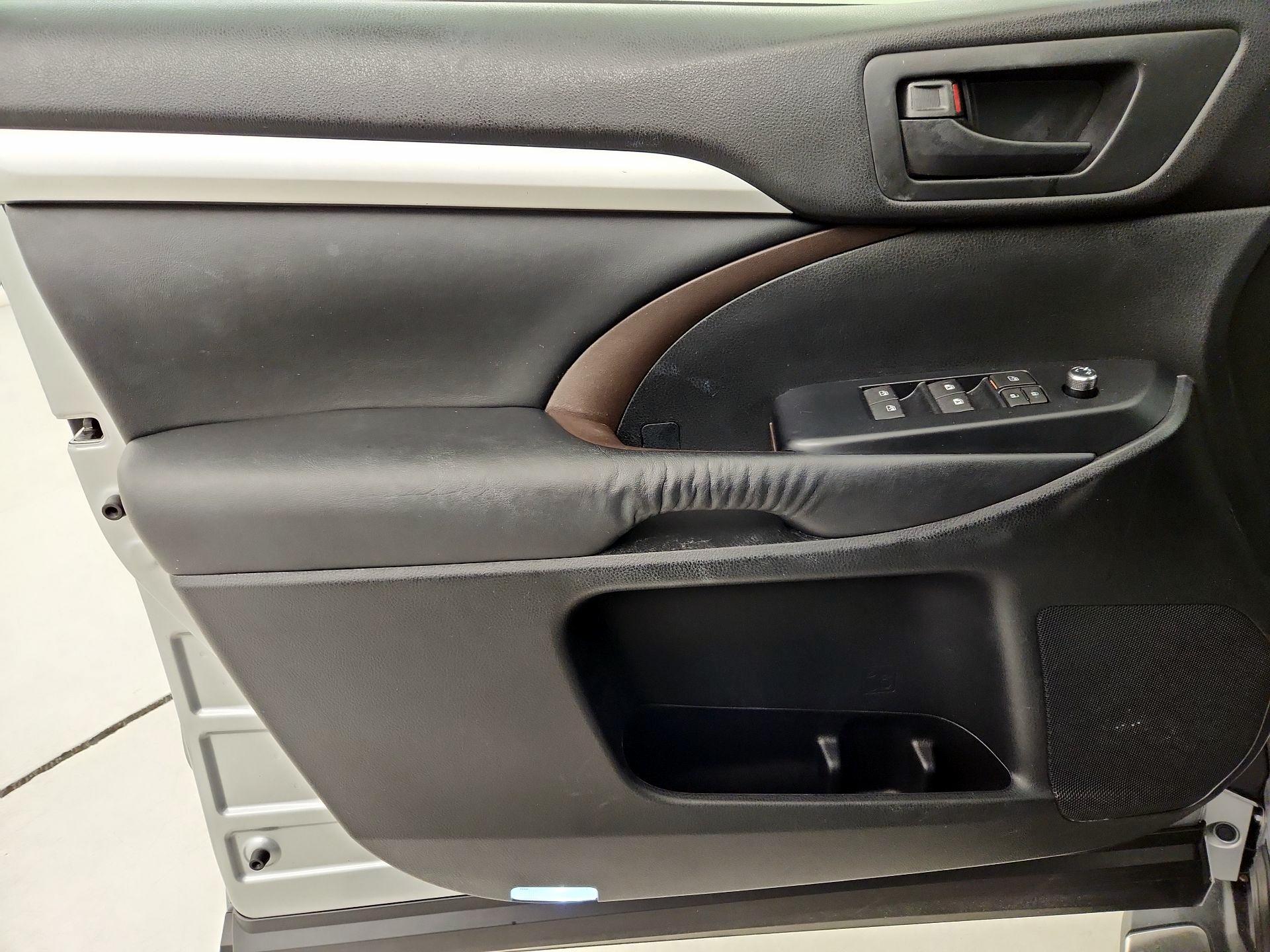 Thumbnail: 2015 Toyota Highlander - 12
