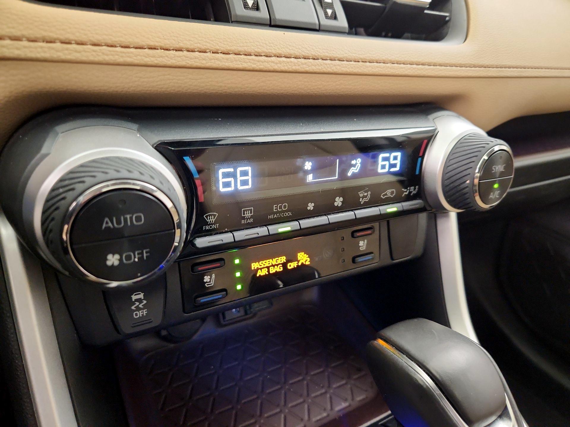 Thumbnail: 2021 Toyota RAV4 - 17