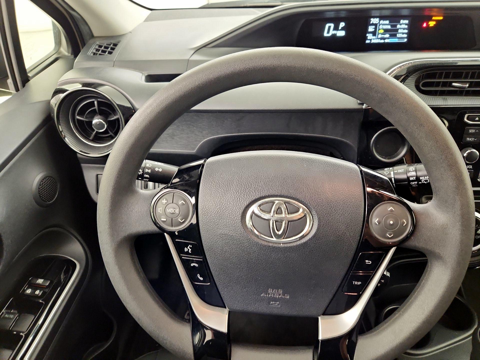 Thumbnail: 2018 Toyota Prius c - 10