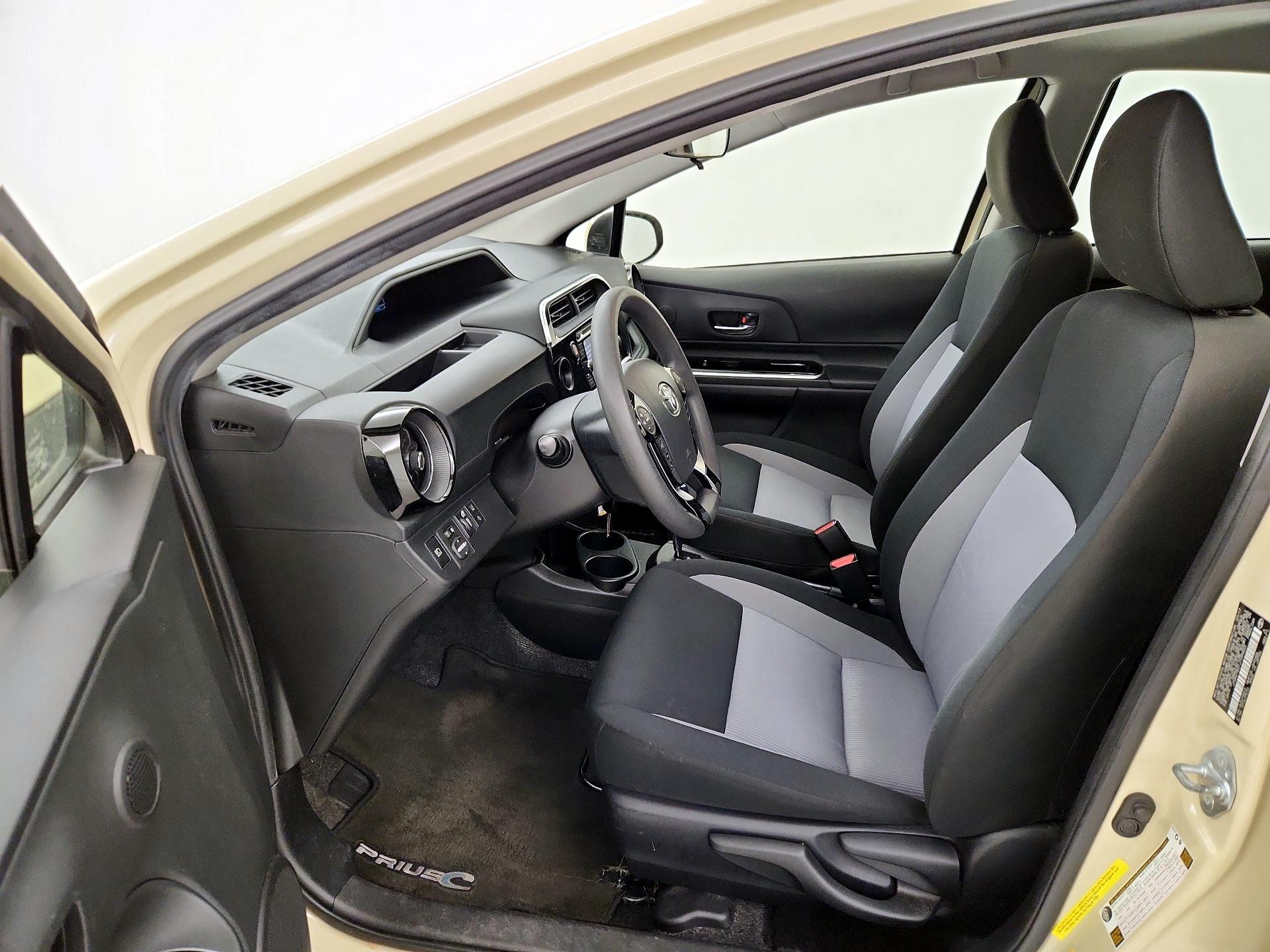 Thumbnail: 2018 Toyota Prius c - 11