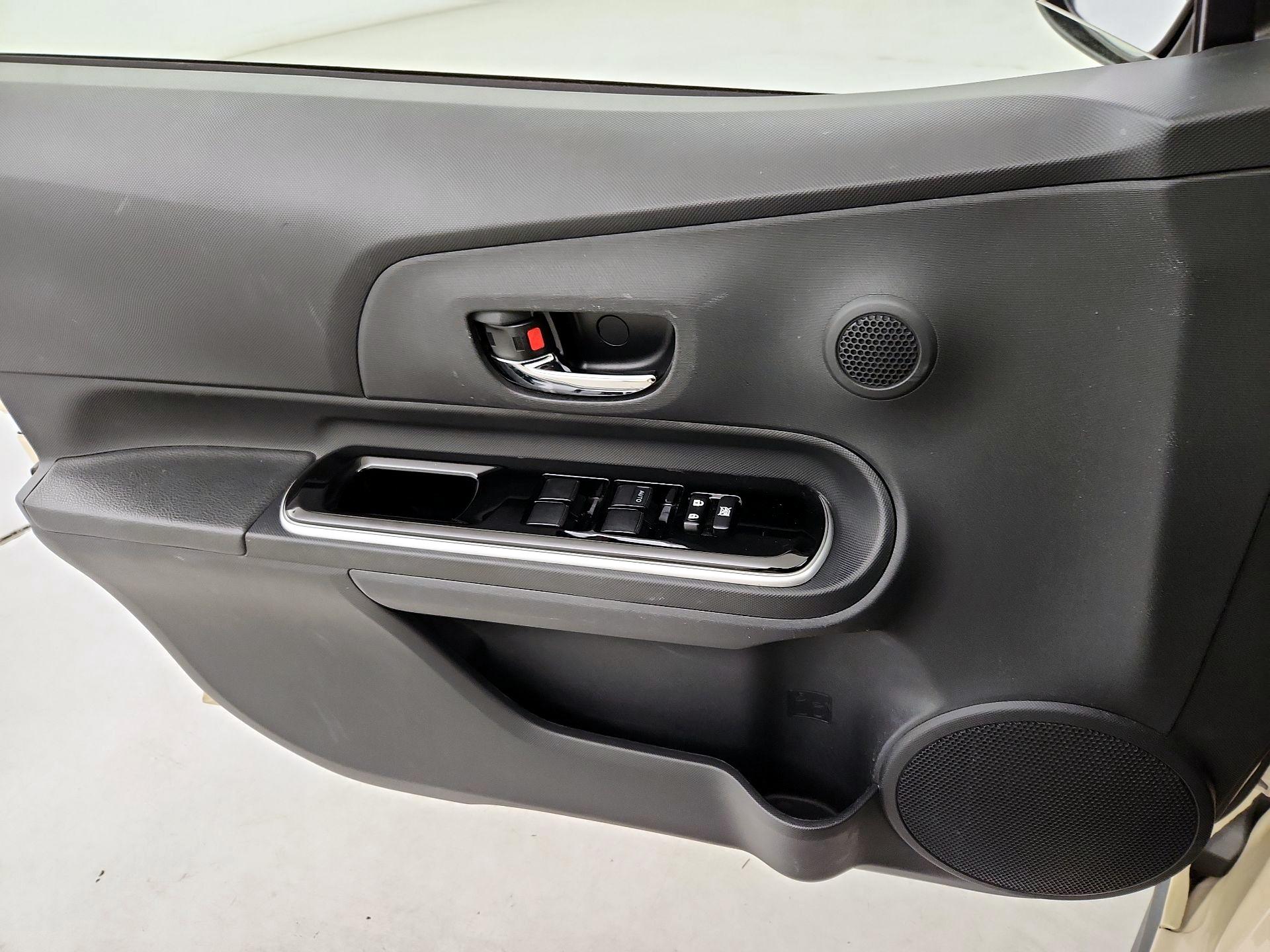 Thumbnail: 2018 Toyota Prius c - 12