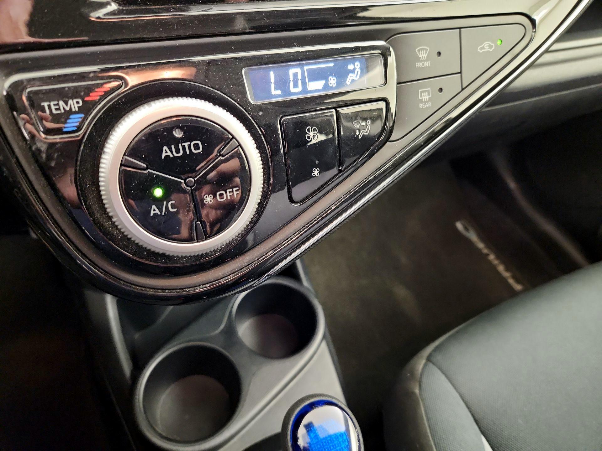 Thumbnail: 2018 Toyota Prius c - 16