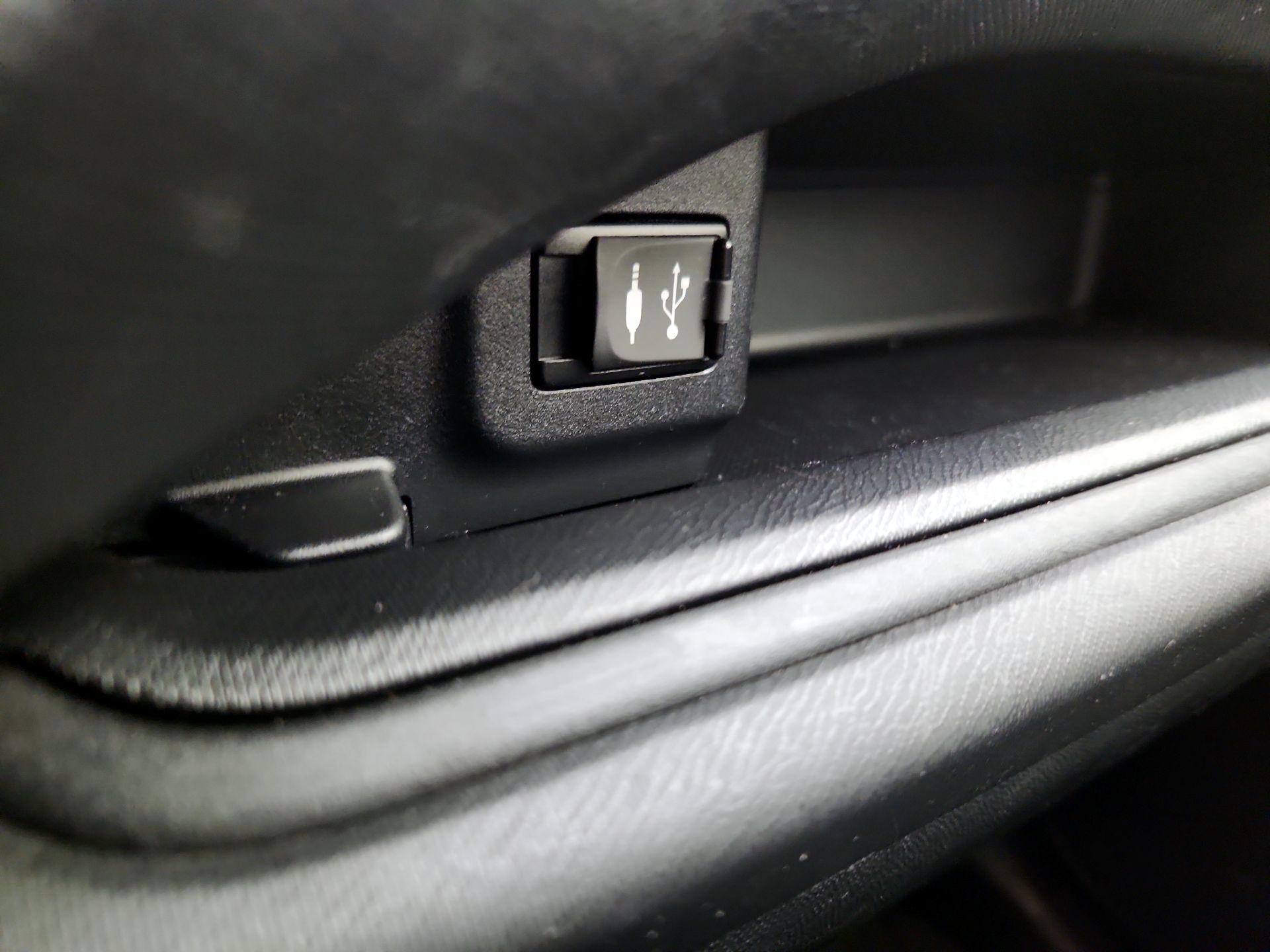 Thumbnail: 2018 Toyota Prius c - 18