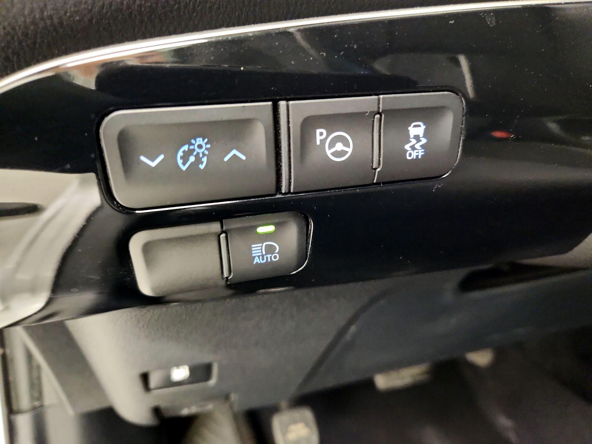 Thumbnail: 2018 Toyota Prius - 13