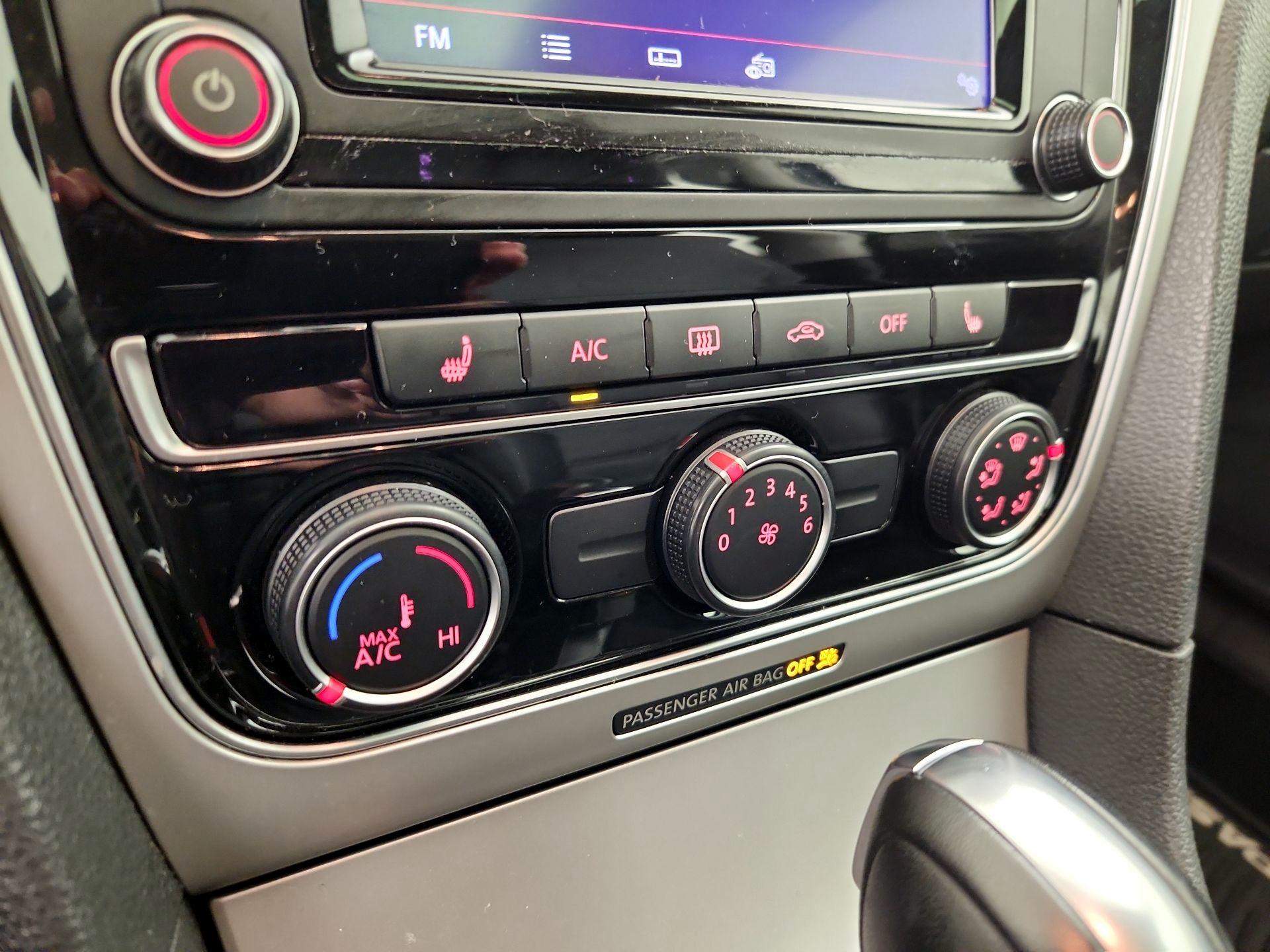 Thumbnail: 2019 Volkswagen Passat - 16
