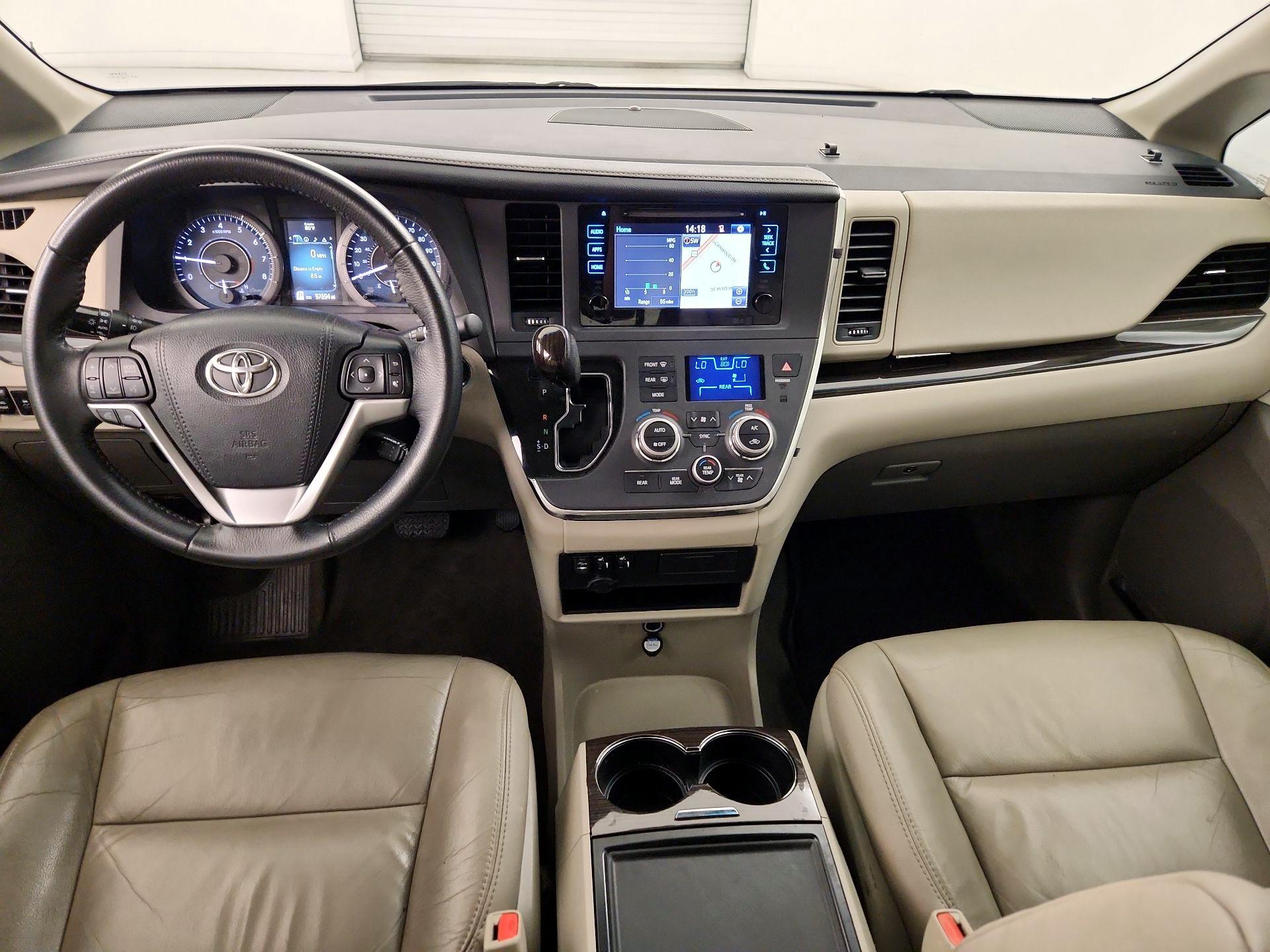 Thumbnail: 2017 Toyota Sienna - 9