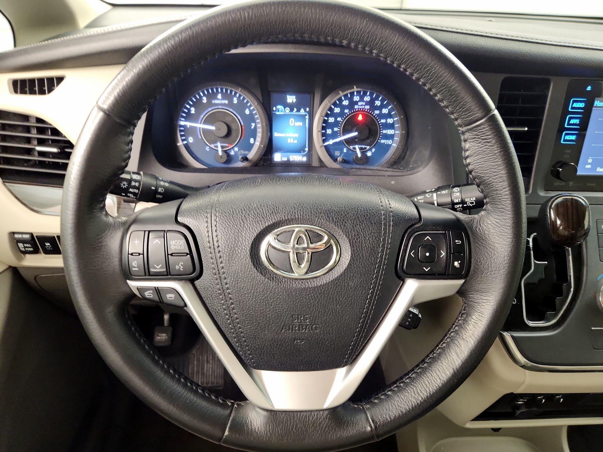 Thumbnail: 2017 Toyota Sienna - 10
